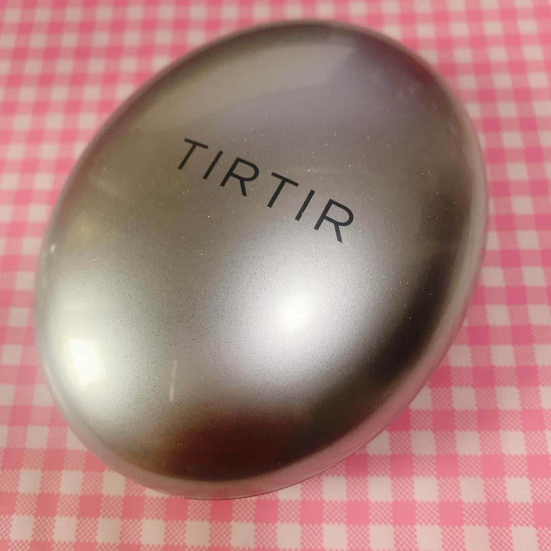 のインスタグラム：「人気のTIRTIRマスクフィットシリーズ 新商品のクッションファンデ この前Getしてからお家でも 出先でお化粧直しにも使ってるよ🙆‍♀️ . ずっとリキッドにしてたけどやっぱりコンパクトタイプは持ち運びもできるからいいね🫶 . . 2枚目の写真でも分かると思うんだけど 少し塗っただけで内側から輝く様なツヤのある水光肌になれるよ🌟 . . . . . . #TIRTIR #マスクフィットオーラクッション #sponsored #pr #最強ベース #マスクフィット #マスクフィットシリーズ #ファンデ #ファンデーション #クッションファンデ　#make #makeup #化粧品」