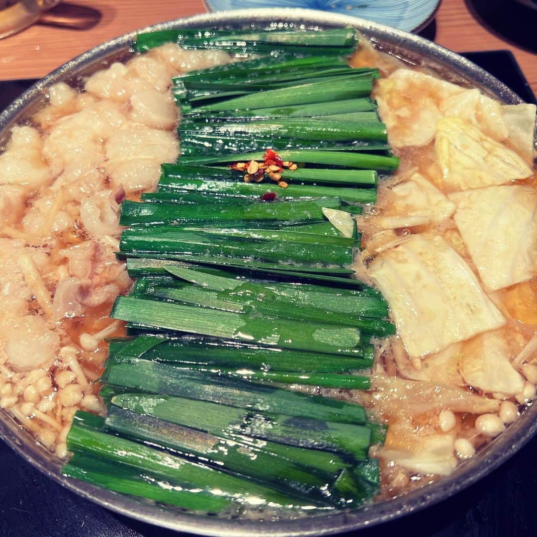 押尾コータローのインスタグラム：「ファンクラブライブで福岡へ もつ鍋もいただきました(^^)v  #押尾コータロー  #もつ鍋 #kotarooshio #guitar」