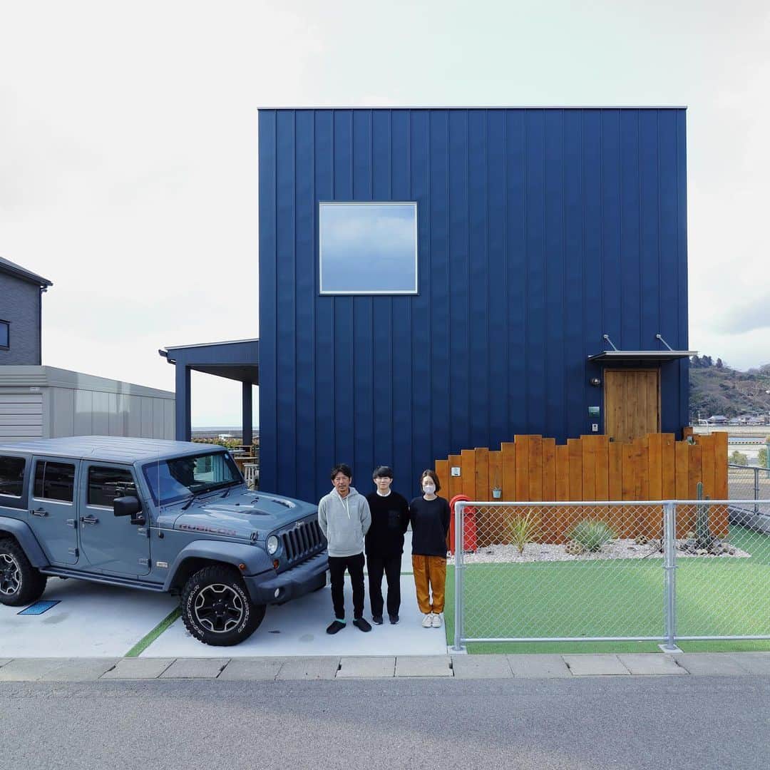 西本ハウスのインスタグラム：「海を望むブルーのZERO-CUBE  海風を感じるお気に入りの空間で、 大切な家族や友人と食事を楽しむ。 そんな何気ない日常が愉しく感じられる、 豊かな時間が流れる住まいです。 ．  4/10(月)〜4/16(日)10:00〜17:00 趣味を楽しむ憧れのガレージハウス 完成見学会を開催しております🌈 明日が最終日になりますので、 お家づくりの参考にぜひご来場ください✨  𓐄 𓐄 𓐄 𓐄 𓐄 𓐄 𓐄 𓐄 𓐄 𓐄 𓐄 𓐄 𓐄 𓐄 𓐄 𓐄 𓐄 𓐄  広島の工務店/西本ハウス 1000万円台で叶えるデザイン住宅  住まい写真を集めたwebカタログを LINEから無料ダウンロードできます📖 ▼ハイライト[カタログDL]を𝑪𝒉𝒆𝒄𝒌 @nishimoto_house  ． 福山・倉敷で注文住宅をお考えの方はこちら @__naturalhouse__  名古屋で注文住宅をお考えの方はこちら @nagoya_naturalhouse  #ゼロキューブ  #海が見える家  #サーファーズハウス  #zerocube  #followme  #梁のあるリビング  #家づくりアイデア #間取り #広島家づくり #広島工務店  #デザイン住宅 #注文住宅 #西本ハウス #広島新築」