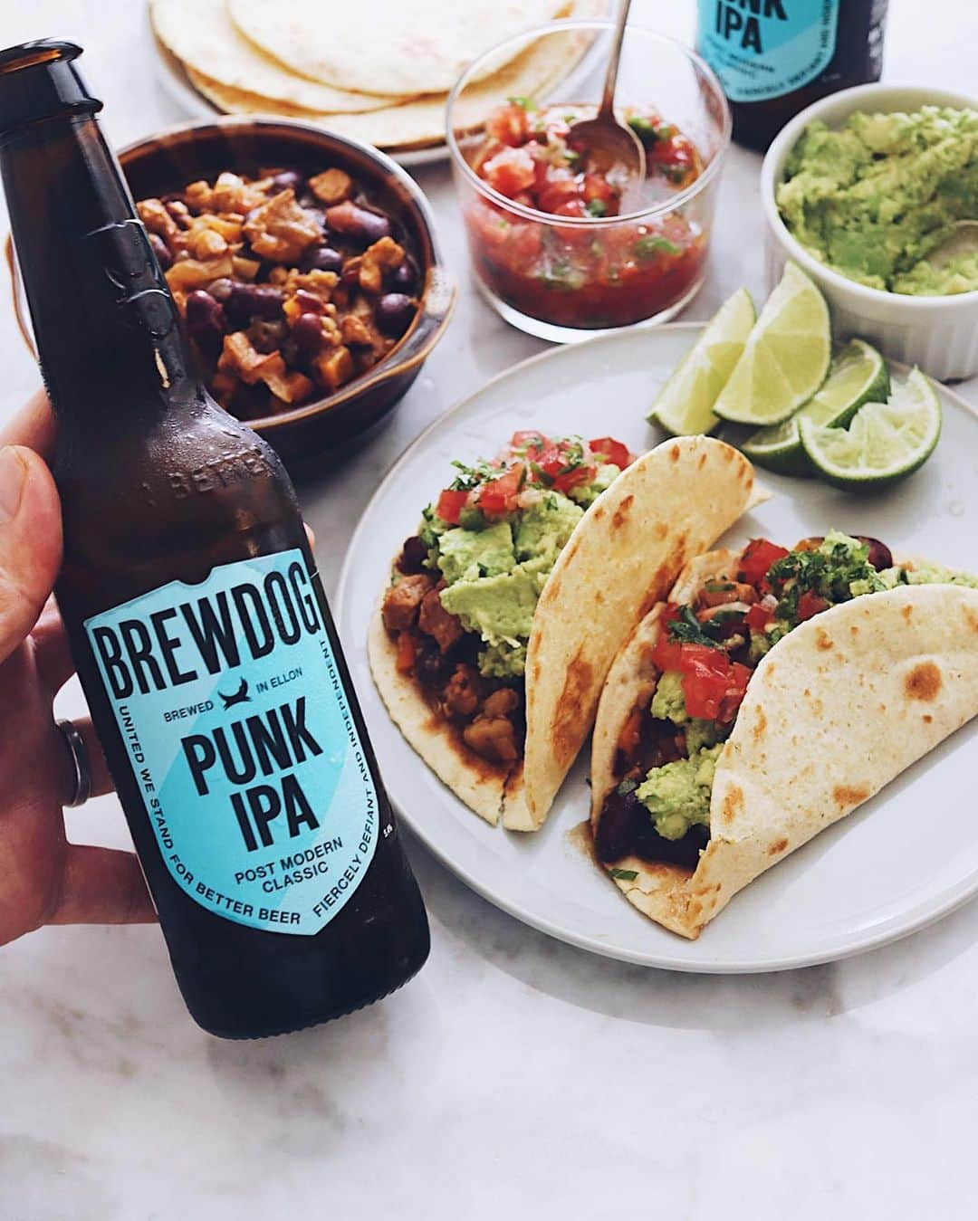 樋口正樹さんのインスタグラム写真 - (樋口正樹Instagram)「TACOS & BREWDOG 🌮🍻 . あいにくの雨ザーだけど💦 タコス作って初夏っぽく ブリュードックでイェイ🍻 . ちなみにタコスレシピは ＷＯＮＫの健斗さんので ユーチューブで見れるよ。 今回もめちゃうまでした！ 妻にも大好評でしたよー👍 @kentoskitchen . PUNK IPA ばっちり合う👍 @brewdogjapan . . . #ケントズキッチン #タコス #チリコンカン #サルサメヒカーナ #ワカモレ #ブリュードッグ #タコスとビール #さあ世界を変えてやろう #tacos #tacoseveryday #tacos4life #BREWDOG #PUNKIPA」4月15日 16時56分 - higuccini