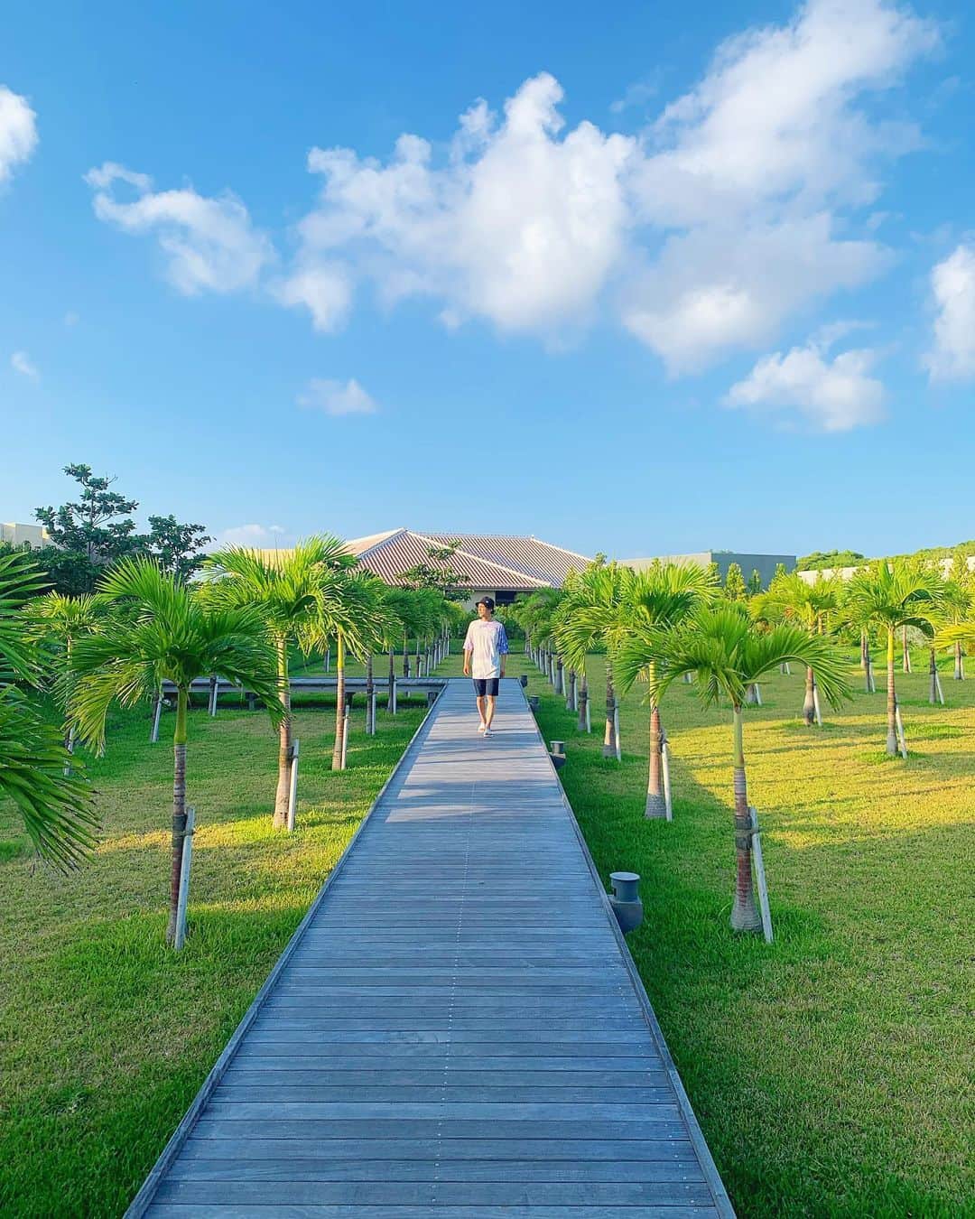 Yuya Oishiのインスタグラム：「🚶‍♂️🌴💚 ⁡ ⁡ ⁡ ⁡ ⁡ ⁡ ⁡ ⁡ ⁡ ⁡ ⁡ #japan #okinawa #hotel #hoshinoyaokinawa  #beautiful #travel #trip #journey #travelgram #love #happy #hoshinoya #luxury #instagram #resorthotel #instagood #lifestyle #art #traveler #instatravel #instatraveling #日本 #沖縄  #星のや #旅行 #旅 #星のや沖縄 #沖縄旅行  #ホテル」