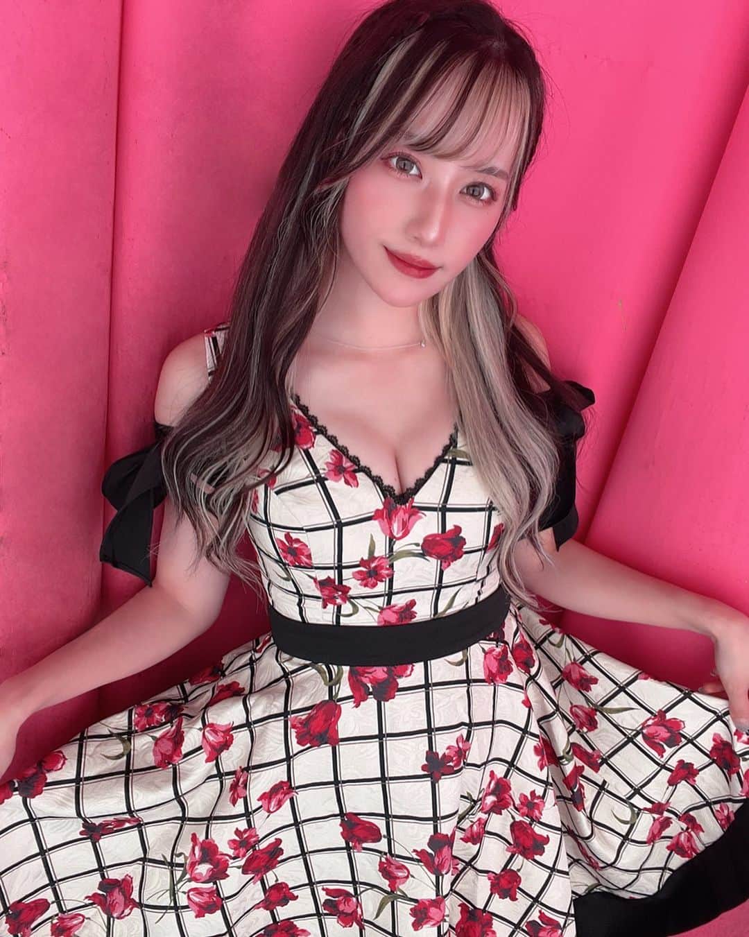 みつきのインスタグラム：「. COCOさんの日に着用したドレス👗🫧 あんまり着ない色着てみたんだけど 形も柄もかわいいよねっ🤍華やか🤍 . ありがとうございました✨  #andy #キャバドレス」