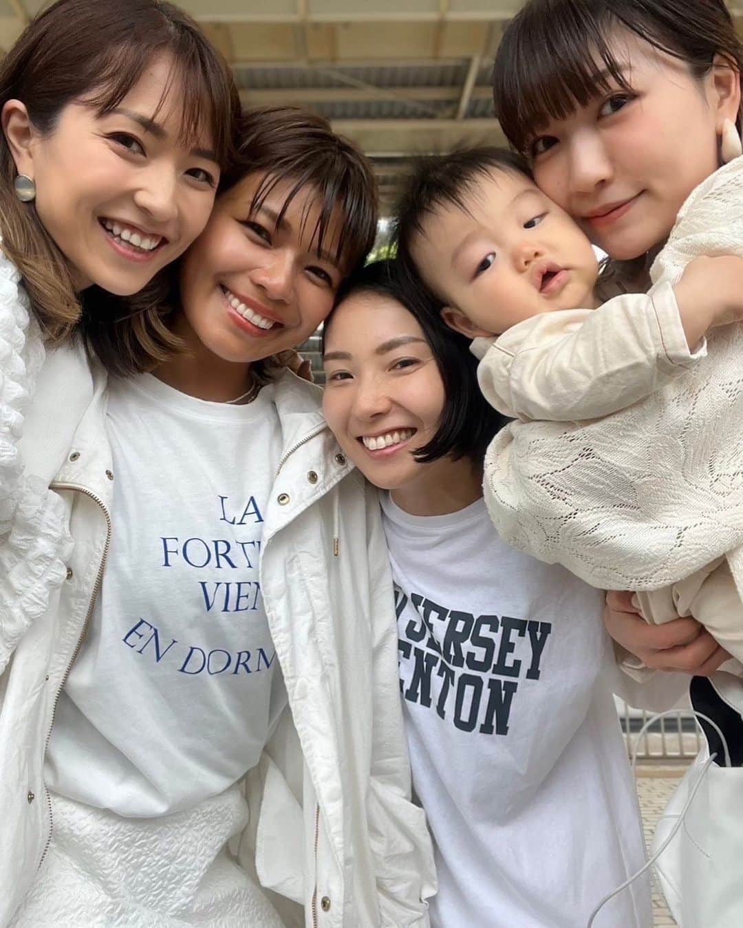 のインスタグラム：「あいのりガールズ＆じっちゃんと温泉来てます♨️ドレスコード白！って決めるだけでちょい映えするし楽しい🤍明日は青だよーーー✌🏻 あいのりで出会った仲間で、最初がなが〜い旅行だったから、旅行してると夜な夜なしゃべったり日記書いたりしてた時を思い出して懐かしい気持ちになる🚌💓  #あいのり#あいのりガールズ #じろ #11ヶ月 #白コーデ」