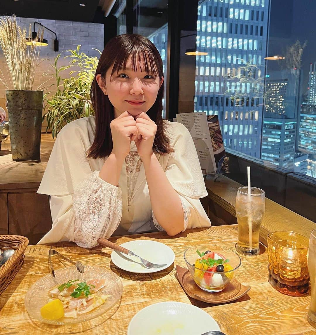 しゃらのインスタグラム：「うめだのネオン🌃✨ 今回は砂漠でできないベタな都会デートを再現する旅〜笑 本物の関西弁めちゃキュンキュンだった☺︎  📍#炭とファーム 🍽 肉にかかっとるマスタードがおいしかったです ご馳走様でした  #osaka #5時起きなのに前日上沼恵美子の大阪ラプソディ聴きすぎて寝不足#現地集合#夜景デート#梅田グルメデート」