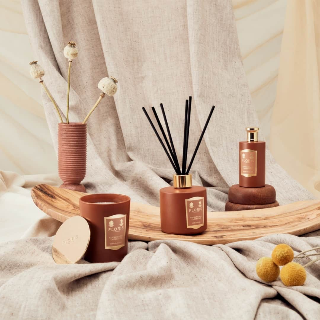 フローリスのインスタグラム：「Affix a taste of personality to your very own oasis with a scent that sets the mood.  Uncover the world of the Cinnamon & Tangerine, available in a delicious Scented Candle, Reed Diffuser and Room Spray.  #FlorisHome #HomeScent #Candle」