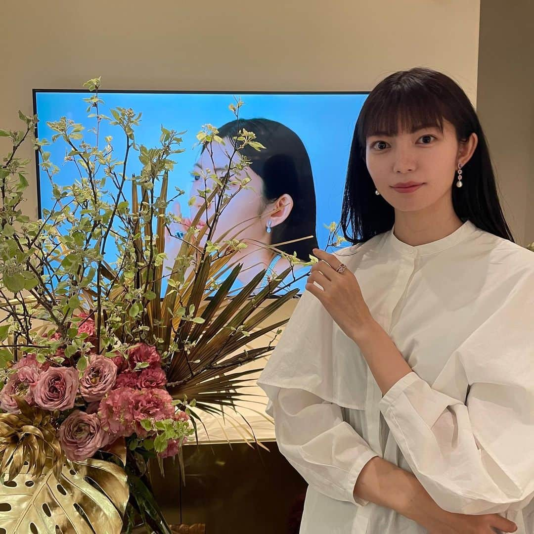 美緒さんのインスタグラム写真 - (美緒Instagram)「💍🤍🌷  2023.4.9にオープンしたNADIAのフラグシップショップ『Maison de NADIA』にいってきました💍  銀座6丁目という立地に、 洗練されたとても素敵な空間で、お店に入った瞬間に幸せを感じました🤍 そして、店内には何人もの"私"がいて、すばらしい空間の仲間入りをさせていただき、あらためて心が引きしまる感じがしました🌷  #nadiaorganicgem #flagshipstore #ginzatokyo #highjewelry #japanesejewelry #jewelrybrand #ジュエリー #ジュエリーショップ #ブランドジュエリー#ハイ ジュエリー #旗艦店 #銀座本店 #メゾンドナディア」4月15日 17時04分 - mio_miofficial