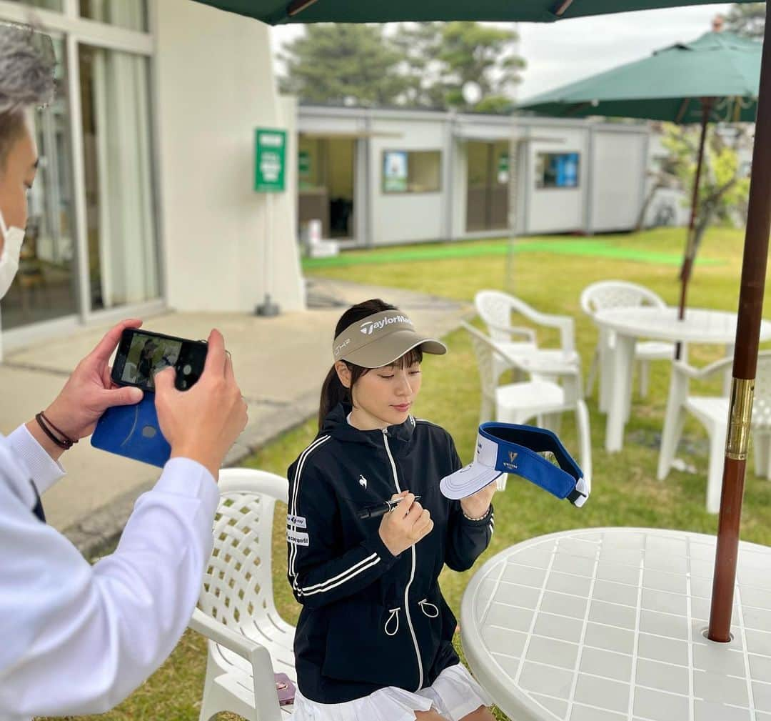 竹村真琴のインスタグラム：「* #大会PRサポーター ⛳️ #プレゼント企画の撮影中 📸 #選手コメントを撮影中 📹 #明日の最終日まで頑張ります💪 . #バンテリンレディス #KKT #熊本空港カントリークラブ #女子ゴルフ #JLPGA #興和」