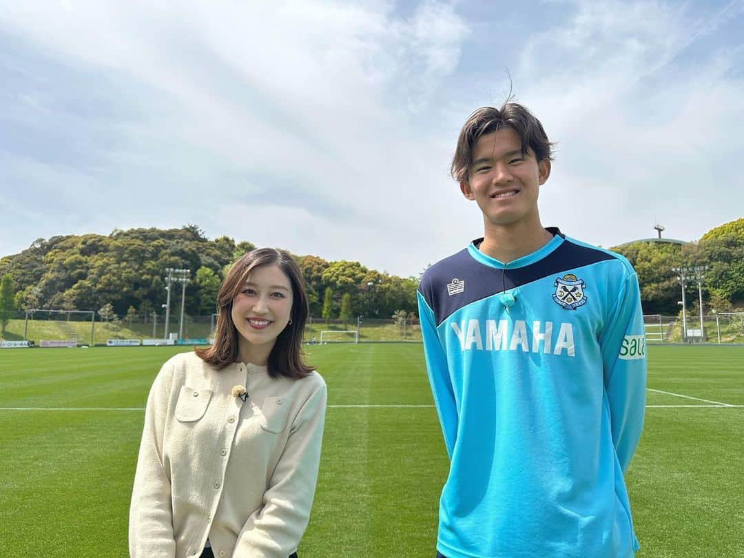のインスタグラム：「17歳の後藤啓介選手にインタビュー⚽️ 191センチの長身FW！この4月に高校3年生になりましたが、飛び級でトップ昇格！J2で既に4ゴールあげているスーパールーキーです！ 明日4/16のKICK OFF! で特集します👉ぜひご覧ください🥳  スタイルがモデルさん✨✨✨私も161センチあるのですが、ちんちくりんですね。 すごく大人なかんじな後藤選手ですが、「そんなことないんですよ〜」とはにかんでいました。時折見せる高校生らしさがまた魅力的😆どんどん見せていきましょ😆笑 また取材させてください🔥  #ジュビロ磐田」