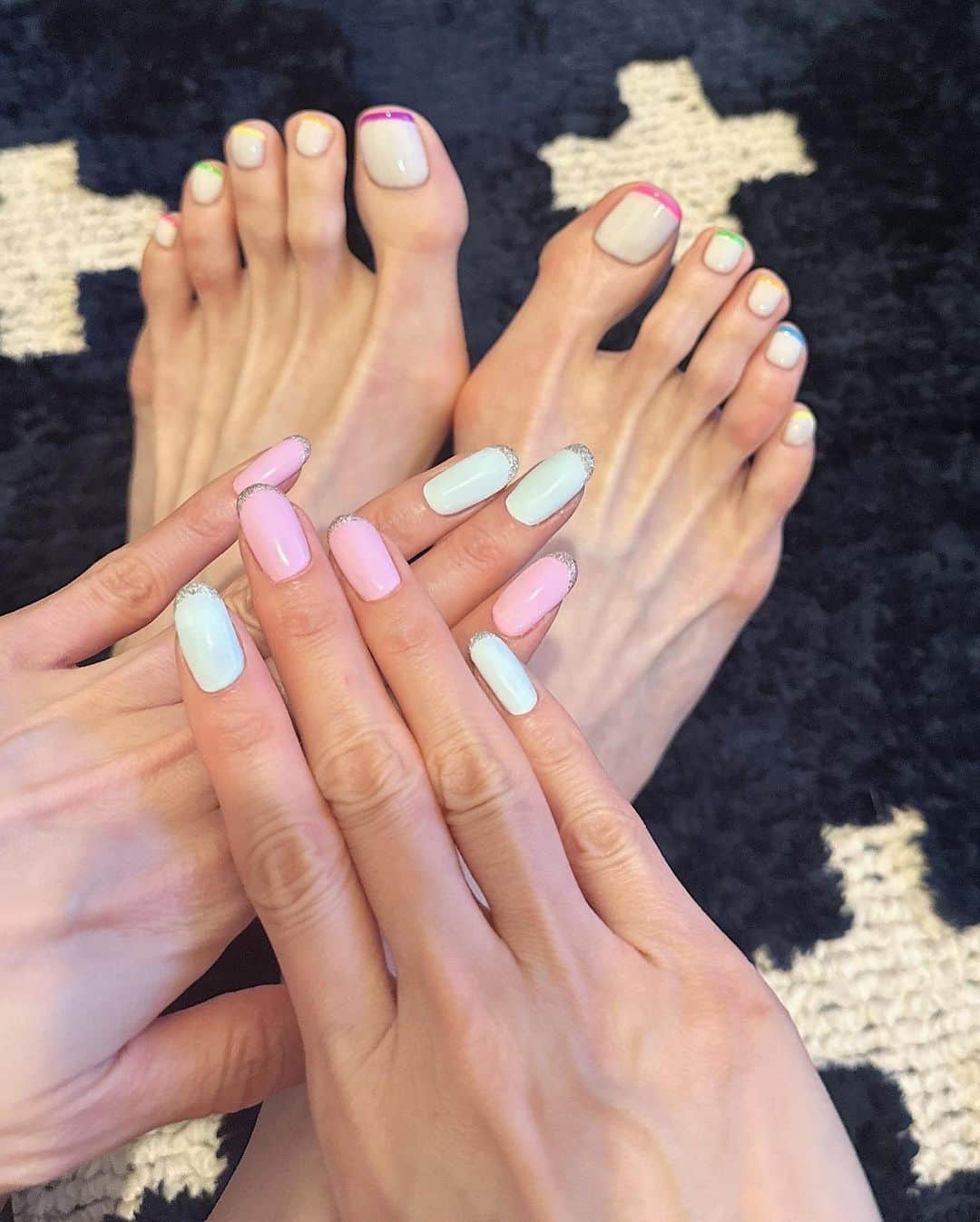岩瀬玲のインスタグラム：「ネイル備忘録💅  ハンド パステルのピンクとミントグリーンにラメの細フレンチ  フット グレーがかったホワイトにネオンカラーで細フレンチ  ネイリストさんが丁寧なのと 1人でやってるサロンなので ハンドとネイル一度にやると5時間💦  ネイリストさんって大変だー💦💦  #ネイル」