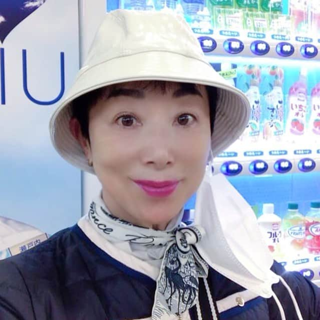 小川知子さんのインスタグラム写真 - (小川知子Instagram)「いきなり寒い❄️  今日は一日中雨☂️☂️☂️  タケノコの時期は作りたいレシピがいっぱい。  それにしてもお花も時期が早くなって季節感が変わってきますね。  岸田総理も危なかったようで、何かイヤな世の中ですねー。  沖縄のヘリ捜索隊の皆さんもご苦労様です。 潜水はホント命の危険があるから気を付けて下さい！  #一日中雨☂️ #タケノコのペペロンチーノ #ササミの香草ソテー  #いきなり寒い❄️  #不穏な世の中  #小川知子」4月15日 17時14分 - tomoko_ogawa_