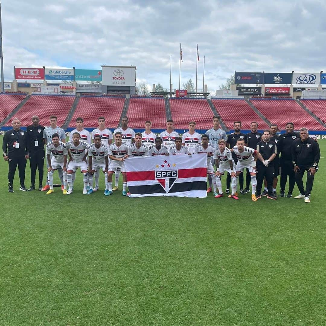 ジュリアーノ・ベレッチのインスタグラム：「Tivemos uma ótima participação na @dallascup, torneio sub19 realizado nos Estados Unidos. Jogamos a grande finalíssima! Haviam 12 equipes, entre elas o Real Madrid, o Botafogo e o FCDallas. Foram 5 jogos com 4 vitórias e  1 derrota. Nesse torneio internacional enfrentamos times da Inglaterra, dos Estados Unidos, do México e da Dinamarca. Foi uma excelente vivência para os jovens do @saopaulofc . O título de campeão não veio mas o desempenho da equipe foi muito positiva. Cinco jogos em oito dias; 2 x 1 Fulham 🏴󠁧󠁢󠁥󠁮󠁧󠁿 3 x 2 Barça 🇺🇸🇪🇸 4 x 0 Texans 🇺🇸 2 x 1 Tigres 🇲🇽 0 x 1 Midtjylland 🇩🇰  Seguimos passo a passo, trabalhando muito, com respeito e compromisso. 🔴⚫️⚪️  #belletti #futebol #dallascup #saopaulofc」