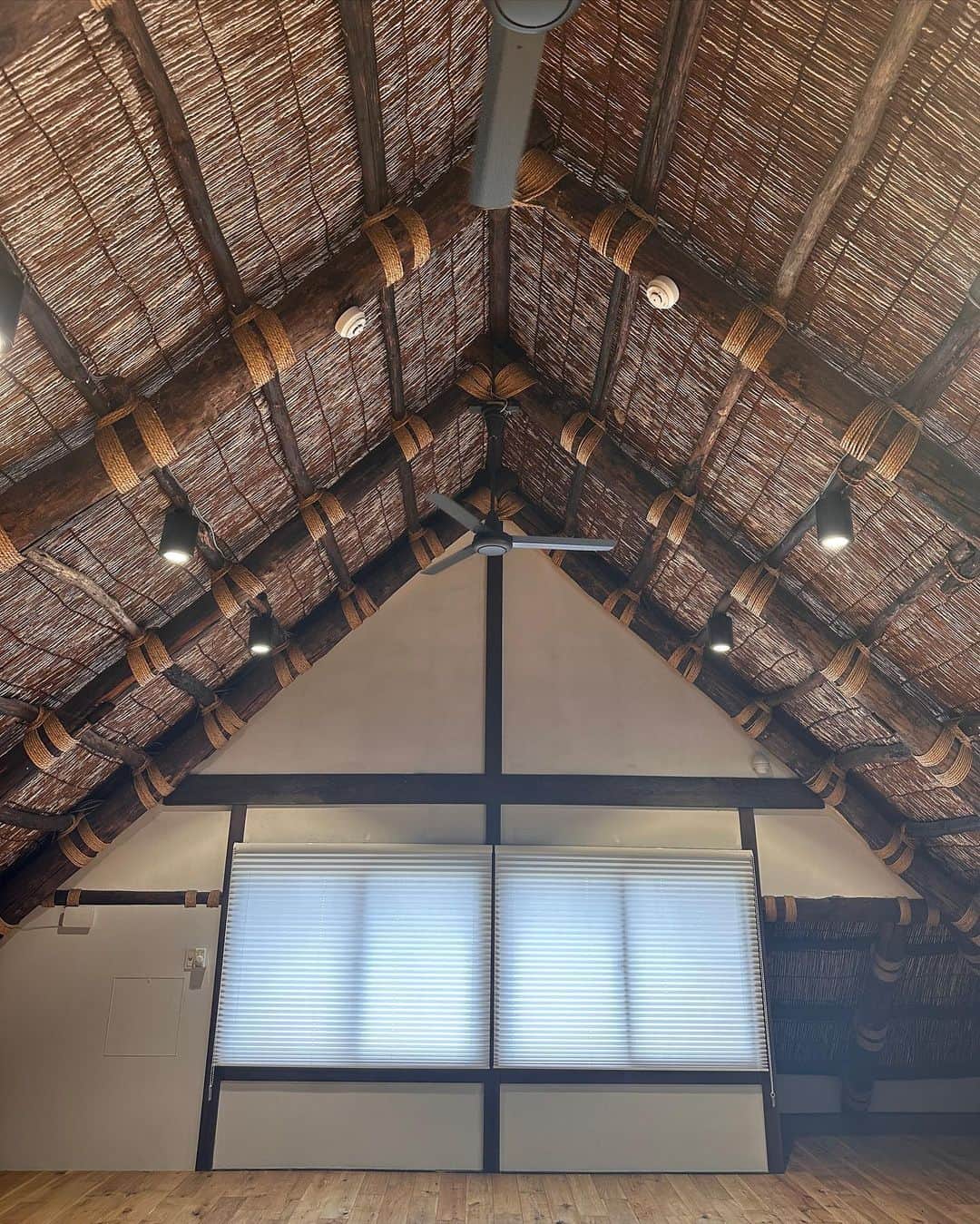 上原歩さんのインスタグラム写真 - (上原歩Instagram)「🛖✨  お友達にとっても素敵な空間に連れて行ってもらいました  WITH Kamakura @with_kamakura 🏯🌸  趣あるこちらの建物は 岐阜県白川郷から移築された築220年、合掌造りの古民家をリノベーションしたものです  衣・食・住・遊・働にまつわる新たな体験の場所として活用できるこちらでは 展示会スペース、合掌造りの歴史感じる屋根裏を眺めながら太陽さんさんのヨガ体験、レンタルキッチンで食イベント、カフェの美味しいコーヒーやスコーン、ハーブ芳る至福のサウナなどなど あげるとキリがないオススメだらけの空間です  何かしたい⤴︎⤴︎!!! と思う気持ちがぐんぐん湧き上がるのですが、何もしないという最高の贅沢もこちらでは味わえるように思います  テラスに座ってボーっと空を眺める なんとも言えない至福の時間が叶います🍃✨  _____________________________________________  #love #life #loveislove  #withkamakura #kamakura  #鎌倉」4月15日 17時22分 - ayumiuehara