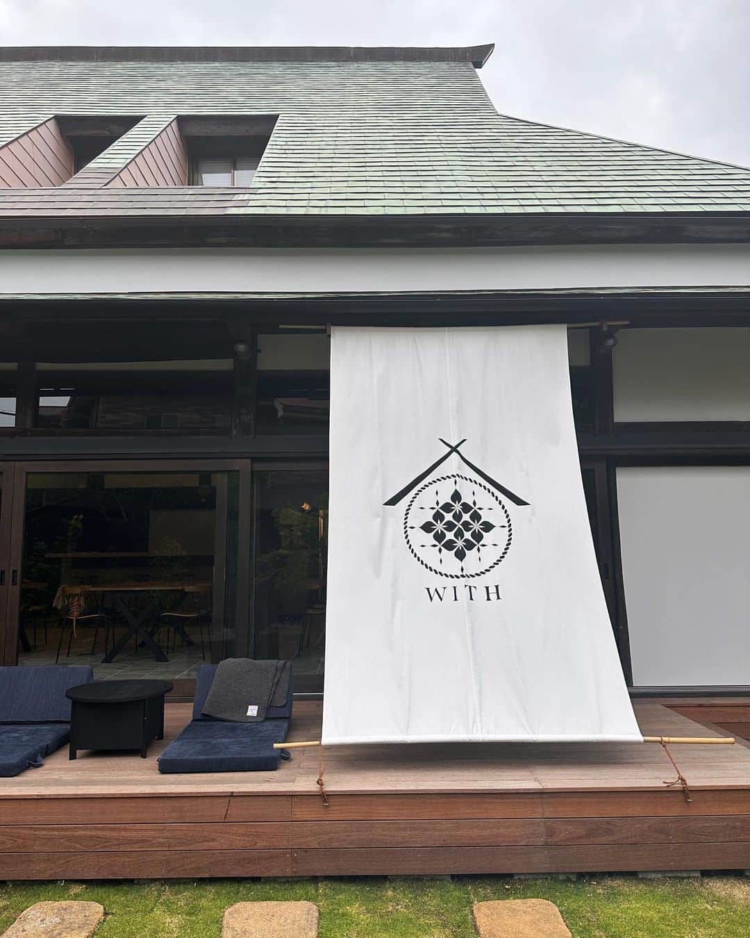 上原歩さんのインスタグラム写真 - (上原歩Instagram)「🛖✨  お友達にとっても素敵な空間に連れて行ってもらいました  WITH Kamakura @with_kamakura 🏯🌸  趣あるこちらの建物は 岐阜県白川郷から移築された築220年、合掌造りの古民家をリノベーションしたものです  衣・食・住・遊・働にまつわる新たな体験の場所として活用できるこちらでは 展示会スペース、合掌造りの歴史感じる屋根裏を眺めながら太陽さんさんのヨガ体験、レンタルキッチンで食イベント、カフェの美味しいコーヒーやスコーン、ハーブ芳る至福のサウナなどなど あげるとキリがないオススメだらけの空間です  何かしたい⤴︎⤴︎!!! と思う気持ちがぐんぐん湧き上がるのですが、何もしないという最高の贅沢もこちらでは味わえるように思います  テラスに座ってボーっと空を眺める なんとも言えない至福の時間が叶います🍃✨  _____________________________________________  #love #life #loveislove  #withkamakura #kamakura  #鎌倉」4月15日 17時22分 - ayumiuehara