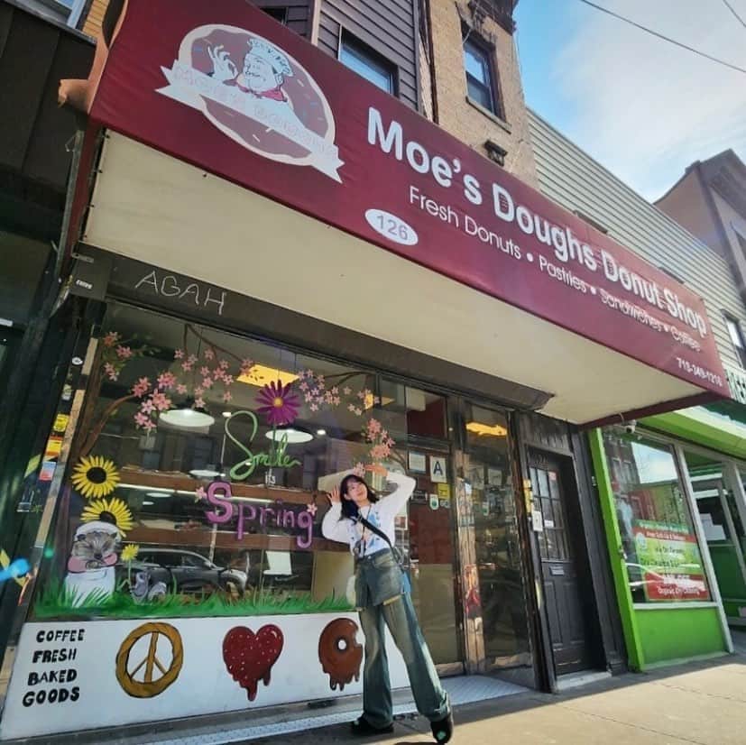 のインスタグラム：「Brooklyn  Moeka at Moe's Doughs😂!」