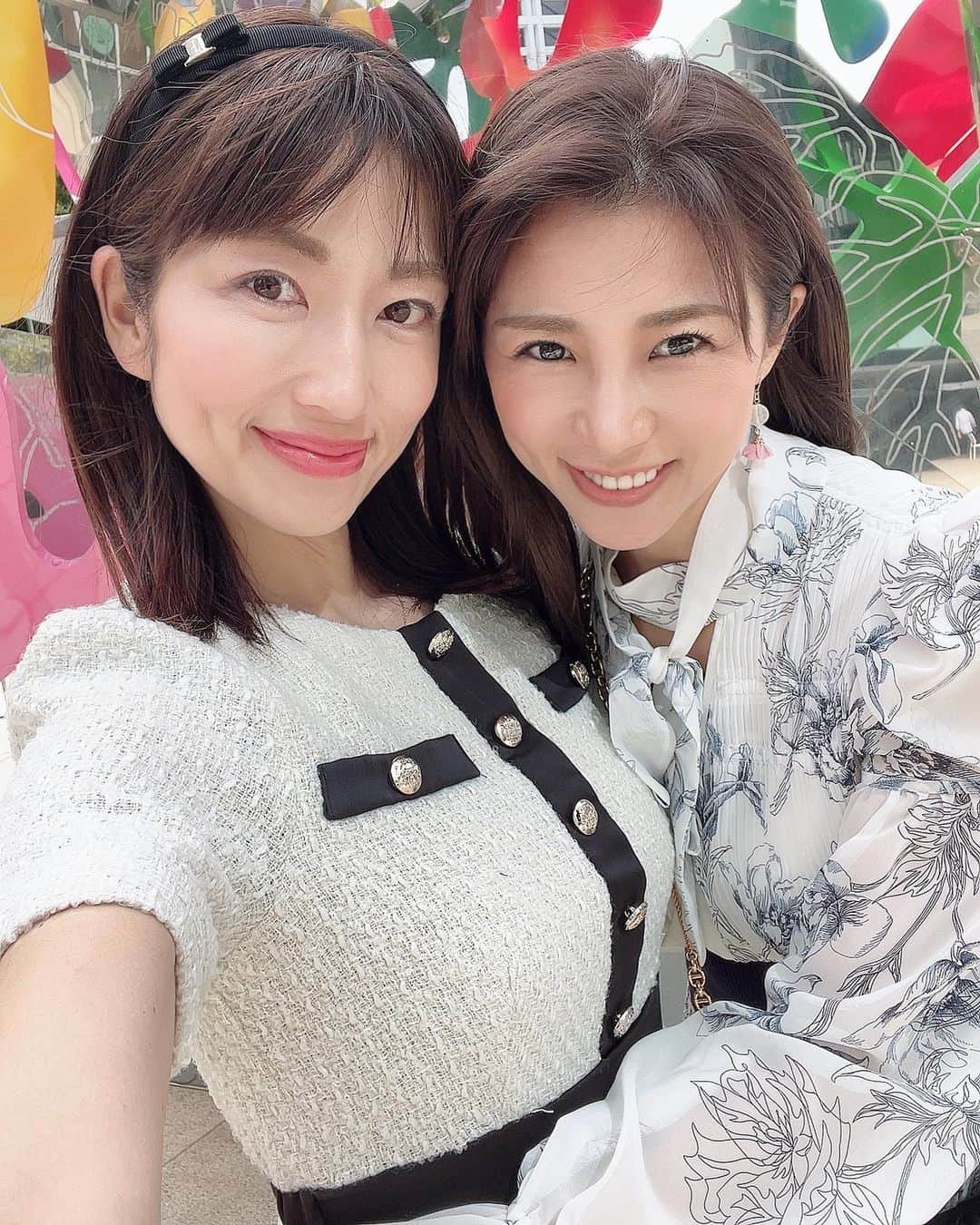 庄司ゆうこさんのインスタグラム写真 - (庄司ゆうこInstagram)「紀尾井町の素敵なオブジェ前で ななちんがいっぱい撮ってくれたぁー💛昼からシャンパンにおしゅし🥂✨ 酔っ払いななちん可愛かった😍 私は仕事の合間だったから一杯だけ🥺 7月にななちん親子と旅行するから色々計画立てたよー✨🤗 最近は痩せたからミニスカートにも挑戦してみたら流石に短すぎた🤣 風強くて何度もパンチラしそうになってました🤣🤣🤣 #紀尾井町#紀尾井町ガーデンテラス #ホテルニューオータニ#お寿司ランチ#おしゅし#鮨#久兵衛#お寿司好きな人と繋がりたい」4月15日 17時34分 - yuko.shoji