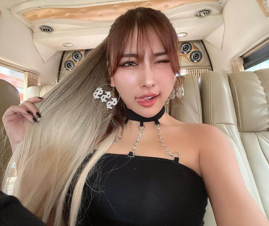  りさぶーのインスタグラム：「5年ぶりのタイ🇹🇭なう 本日のローリングラウドコーデは @24h_party 😎 . #BoPo #me #thailand #festival #instafashion」