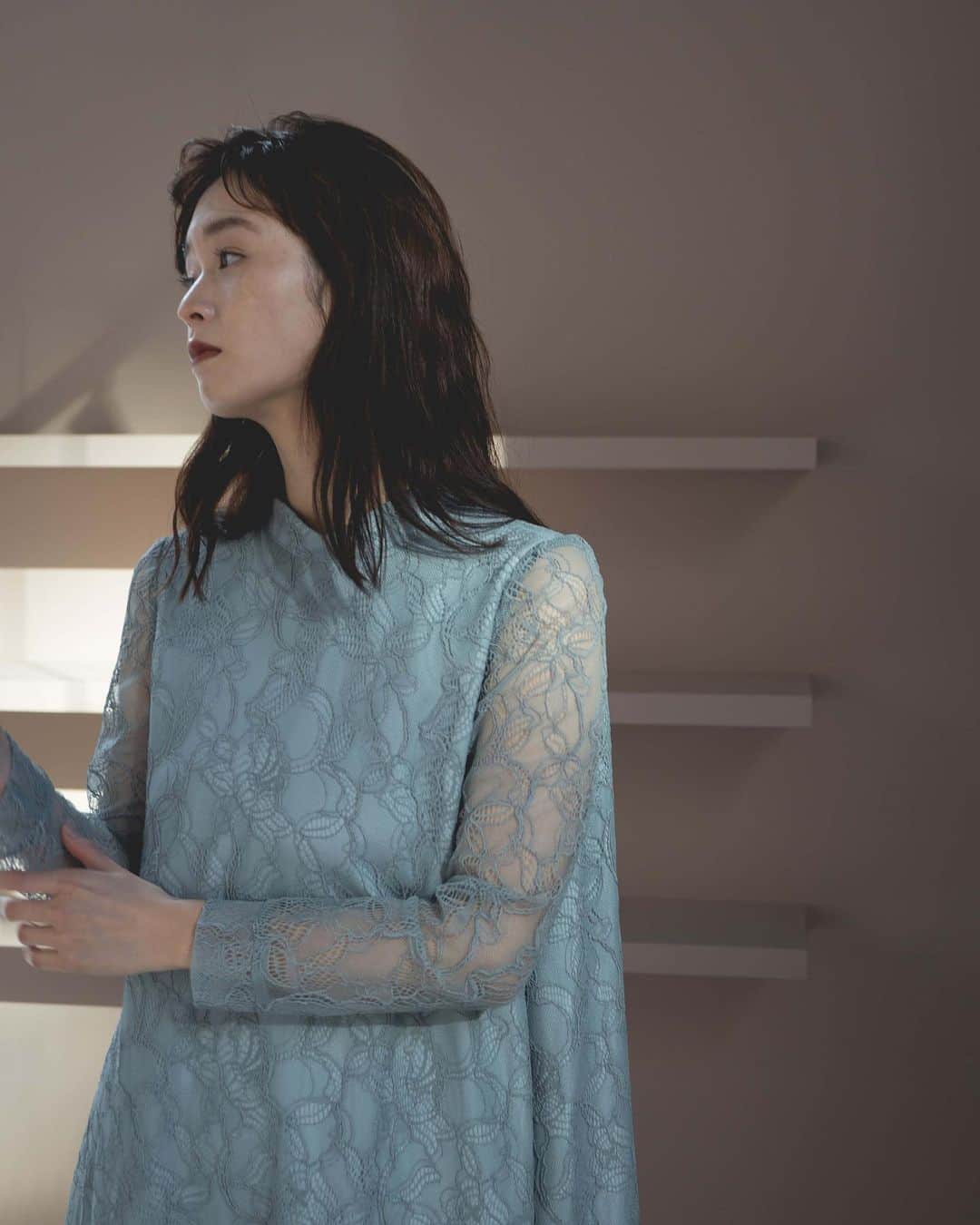 のインスタグラム：「- recommend item -  Sheer lace A-line dress / No.100863 color : blue gray / mint size : FREE  丈が長いドレスが主流ですが、短め丈をお探しの方にオススメのアイテム。  繊細なシアーレースを全面に使用したAラインドレス。  ボトルネックが大人っぽい雰囲気を印象付けます。  袖以外は全面裏付きのため、透け感やインナーを気にせず着用可能です。  #kaene #occasiondress  #オケージョンドレス  #結婚式コーデ  #お呼ばれドレス」