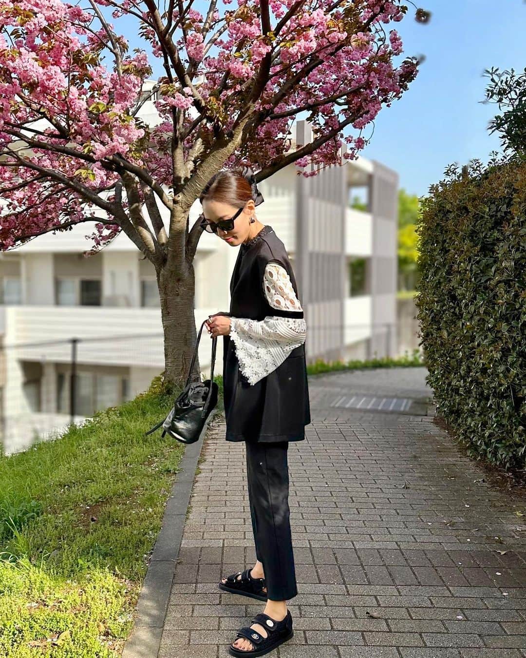 石田 祥子さんのインスタグラム写真 - (石田 祥子Instagram)「たまたま桜に遭遇🌸 これは関山でしょうか? . 映え服着てて良かった♡ 笑 . @urs_official ボンディングトップス/ジレ  この春挑戦してみたかったアイテムです . ジレとして着ましたが トップスにもなるので 夏になったら1枚で着たいな . 横からのシルエットも可愛いの . . . ━━━━━━━━━━━━━━━━━━  #urs #ユアーズ #urs_styling  #urs_official #タイアップ #大人っぽコーデ #きれいめスタイル  #スタイルアップコーデ #大人シンプルコーデ #ボンディングペプラムトップスジレ」4月15日 17時29分 - shoko_ishida