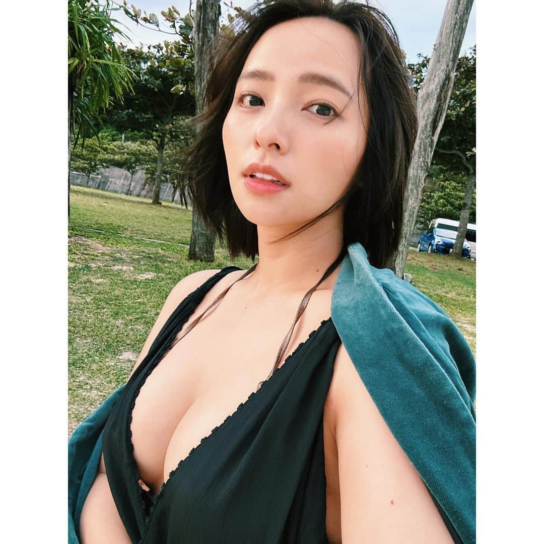 水崎綾女のインスタグラム：「OFF shot📷📷📷  #写真集 #sensually #photo #photography #photooftheday  #photobook #gravure #gravureidol #model #okinawa」