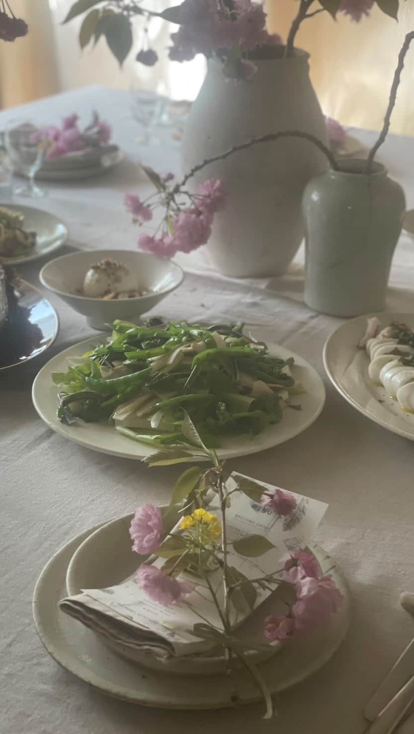 殿柿佳奈のインスタグラム：「やさいの教室〜山の菜〜🌿 SHUNNO KITCHEN  @shunnokitchen  レシピのない料理教室✨  まずはそのまま野菜を食べて、そこから何を作るか考える。✨  メニューはその日のオンリーワン💖  春の芽吹きの季節。 山の恵みの山菜と季節の野菜をたっぷりと使って。  季節の野菜を使って野菜を余すことなく丸ごと使って作るゼロウェイストクッキング。✨  気になっていたベジブロス✨ こんなに濃い美味しいスープができるなんて感動。  今回のメニュー✨ ⚫︎タケノコのオーブン焼き　アク抜きなしでできる💖 ⚫︎白イカのスチーム〜木の芽ソース山椒塩漬け添え〜 ⚫︎うるい、うど、こごみ、わさび菜、パクチーのサラダ ⚫︎ふきのとうと新玉ねぎのソテー ⚫︎タケノコとフキノトウのパスタ ⚫︎山菜のフリット（ふきのとう、ネギ坊主、うこぎの新芽&新玉ねぎかき揚げ） ⚫︎新玉ねぎと新じゃがいものベジブロスポタージュ ⚫︎季節のフルーツの前菜 ⚫︎ベジブロス　旬の野菜  などなど  山菜のほろ苦い旨みと、竹の子甘味✨ 竹の子をアク抜きなしで作れるメニューや、調味料はほぼオイルと塩のみ。✨  身体が喜ぶレシピとはまさにこのこと🙏❤️ 美味しかった🥰  五感をふるに感じられる素敵すぎる空間と、楽しくて魅力的な方々がたくさん。✨  たくさん笑ってたくさん食べて❤️🍸🍽  でも身体が軽やかで嬉しい🥰  @sakurakonibe  二部さんありがとうございます💖 ごちそうさまでした🌿✨🙏  #shunnokitchen #サスティナブルクッキング#サスティナブル料理#山の恵み#季節の野菜#料理教室#spring#veggiebroth」
