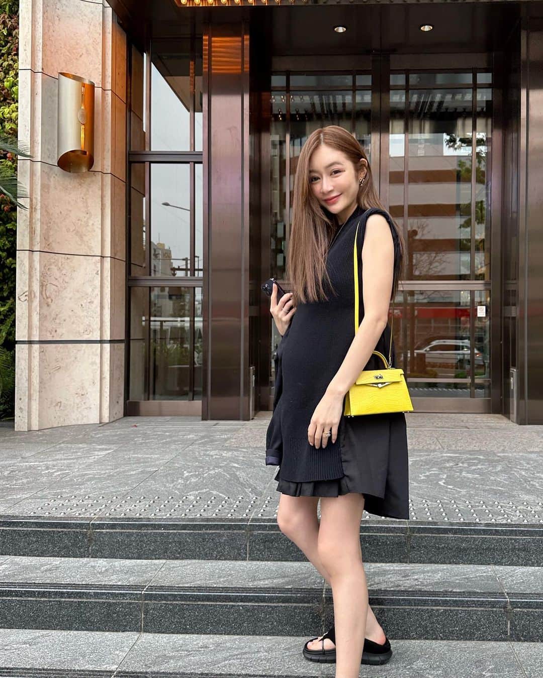 Reikaのインスタグラム：「「以心感人」  ワンピとサンダルは　@sacaiofficial   🤰とヘーゼルケイジと取扱注意ボーイ  日に日にお腹が大きくなって重心の保ち方が全然わからないです😅」