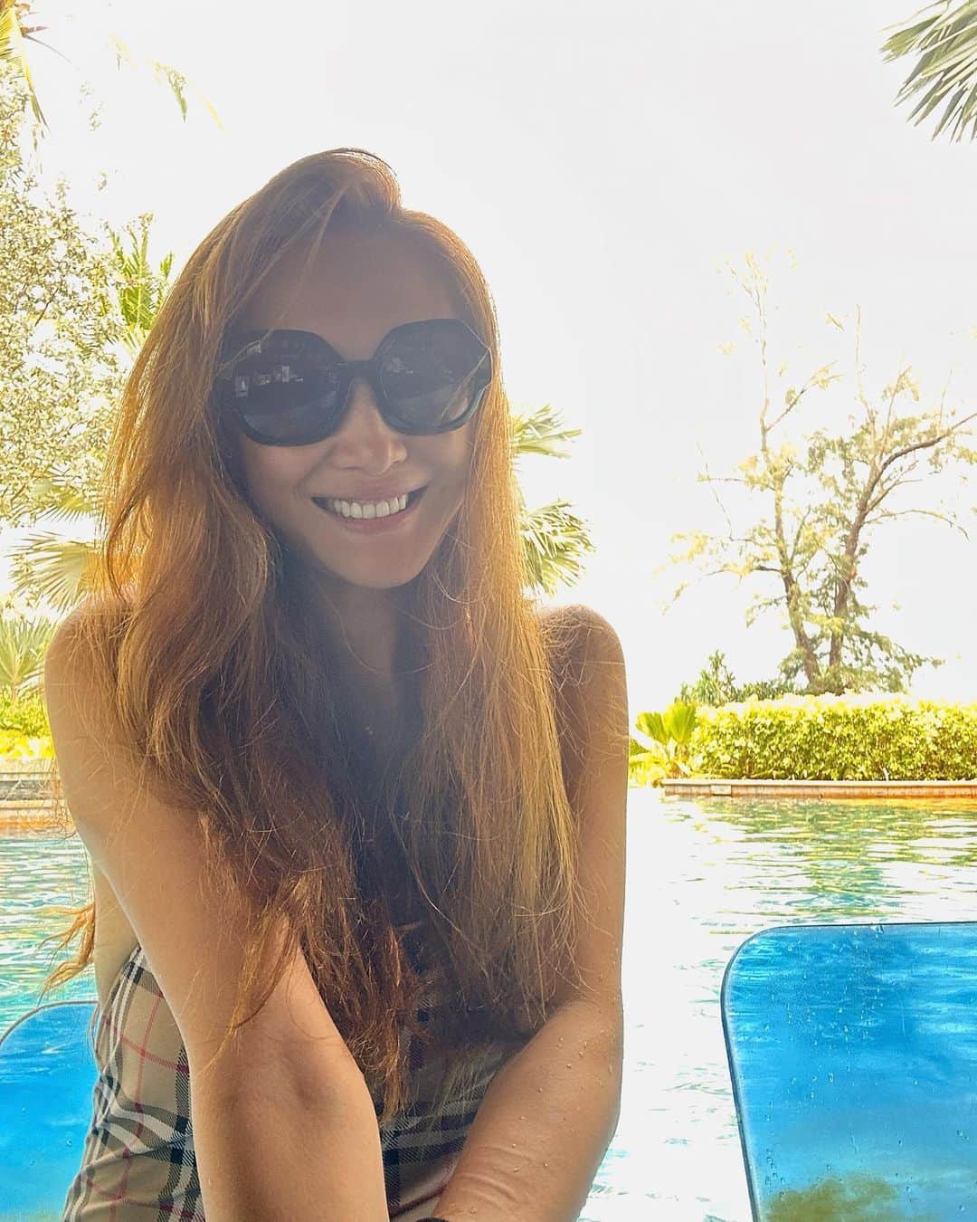 小林明実さんのインスタグラム写真 - (小林明実Instagram)「プールの中にある BARって何気に 始めましただった。 おやつにサッポロポテトが 久しぶりで美味しさを確認 しました✨ たぶん今日で焼けた💦 白くならないな私。  #phuket   #」4月15日 17時48分 - akemi.1177