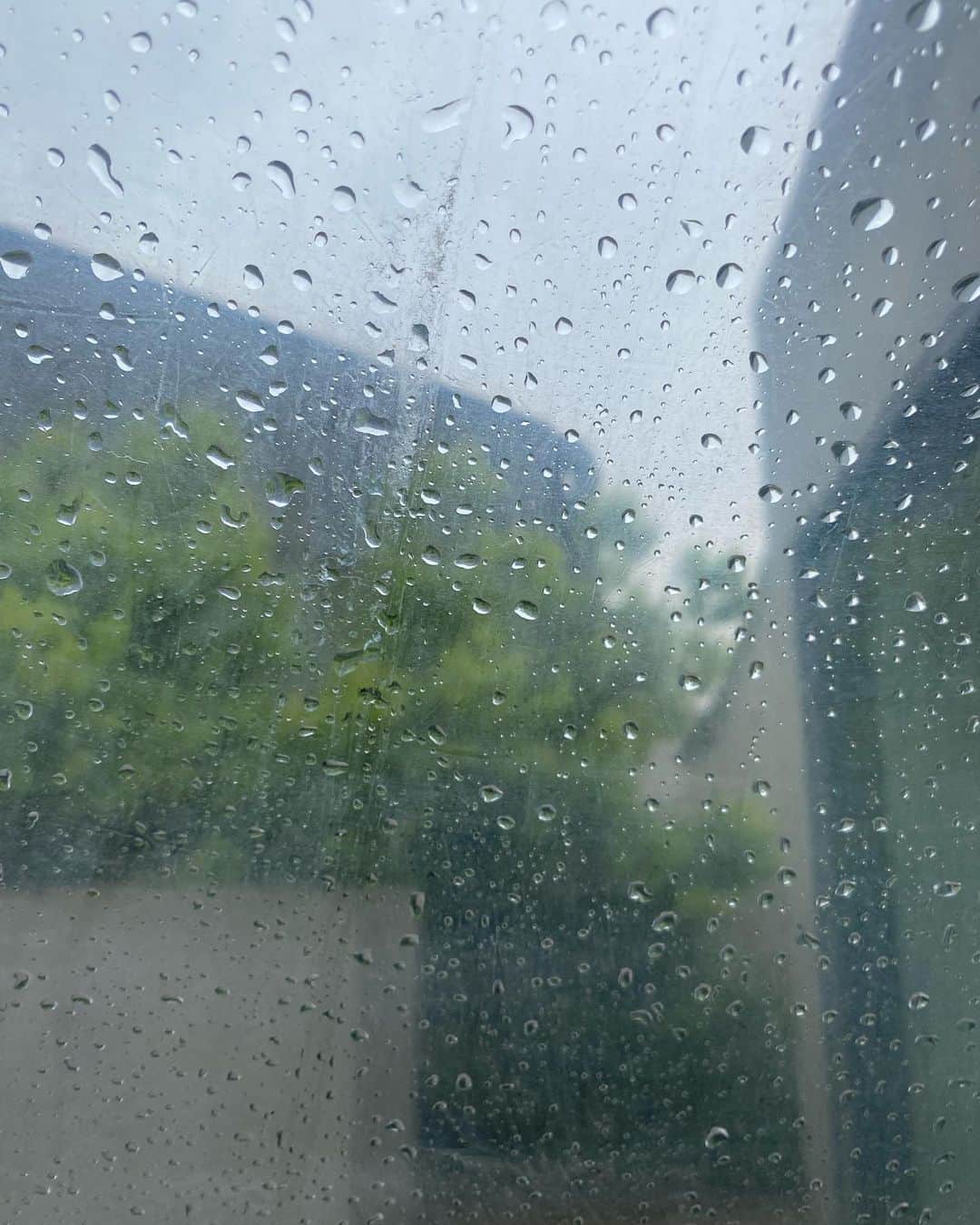廣瀬なつきさんのインスタグラム写真 - (廣瀬なつきInstagram)「⁡ ⁡ 今日は雨の日。 ⁡ 寒いし、濡れるし、手も塞がるし、歩きにくいし嫌い。特に、東京は人口が多い分歩いてると傘が当たるしさ。 ⁡ だけど、予定の合間に、個展2件はしごして、なんだか充実した日に。 ⁡ 家に帰ったら、 敢えて窓を開けて雨の音を聴きながら仕事をしたら捗った。 ⁡ たまには雨の日もいいね♡」4月15日 17時49分 - i_am_na2coooo