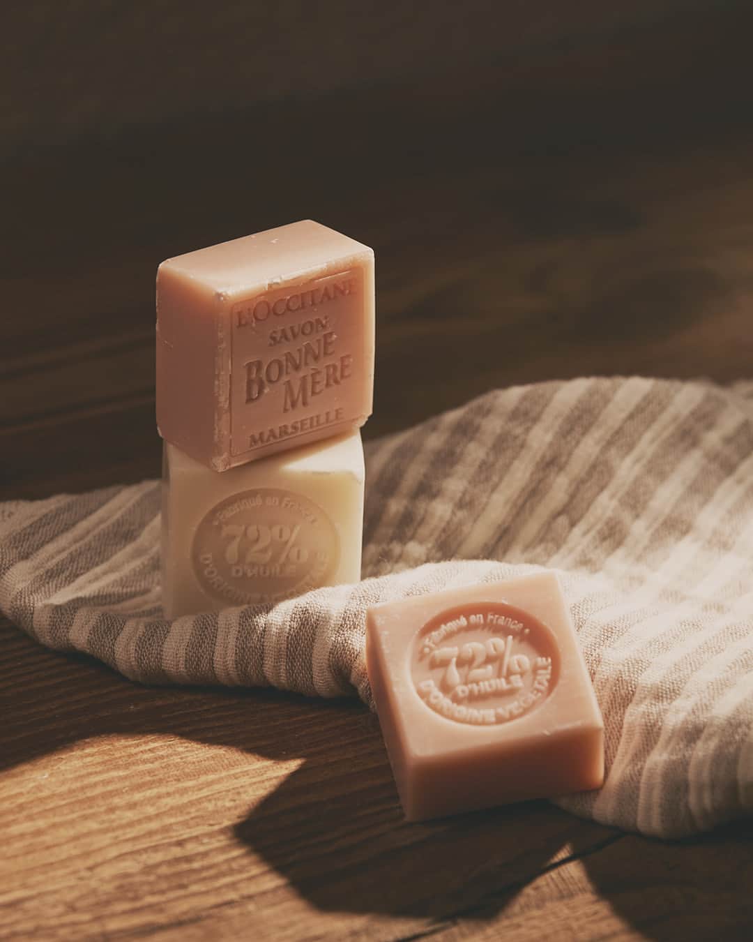 ロクシタンさんのインスタグラム写真 - (ロクシタンInstagram)「Soap-making is an art.⁣ ⁣ Our Bonne Mère soaps are made with vegetable oils, according to the traditional cauldron cooking recipe of the master soap makers of Provence.⁣ ⁣ #WorldArtDay #TheArtOfSoap #Soap #LOccitane」4月15日 18時00分 - loccitane
