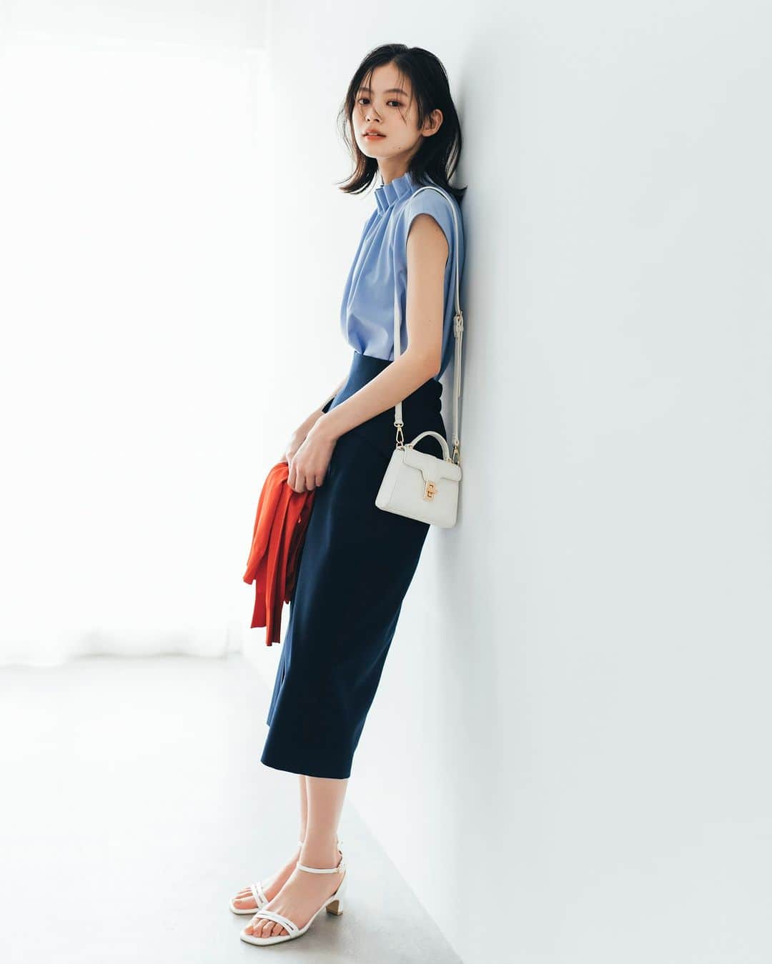 NATURAL BEAUTY BASICのインスタグラム：「Feminine Style In mid spring Feat.Ikumi Matsuki  ■ハイネックギャザーブラウス ¥6,930 tax in size:S/M color:チャコール/エクリュ/ブルー/スモーキーグリーン #0173110417  ■リネンライクアウトポケットスカート ¥9,460 tax in size:S/M color:オフベージュ/イエロー/ネイビー #0173120410  ■ＲｙＮｙ１４Ｇ 手持ちのカーディガン ¥6,930 tax in size:FR color:クロ/オフ/コーラルレッド/グリーン #0173275600  -----------------------------------------  松木育未さんが素敵に着こなしてくださった 春の新作webカタログ、第2弾が大好評公開中✨  繊細なフラワープリントに、 ドラマチックなチェックやドット、エレガントな幾何学レース… 旬なフェミニンディテール満載な春新作をピックアップ。 ワンピルックもワンツーコーデetc. 松木育未さんのフレッシュな着こなしにも注目です。  #松木育未 さん #春カラー #ブラウス #ノースリーブブラウス #spring #春コーデ #スプリングコーデ #タイトスカート  #お出かけコーデ #オフィスコーデ #オフィスカジュアル #通勤コーデ #大人可愛い #カラーコーデ  #着回しコーデ #きれいめカジュアル  #ベーシックコーデ #ベーシック #ナチュラルコーデ #トレンドスタイル #シンプルコーデ #ナチュラルビューティーベーシック #naturalbeautybasic」