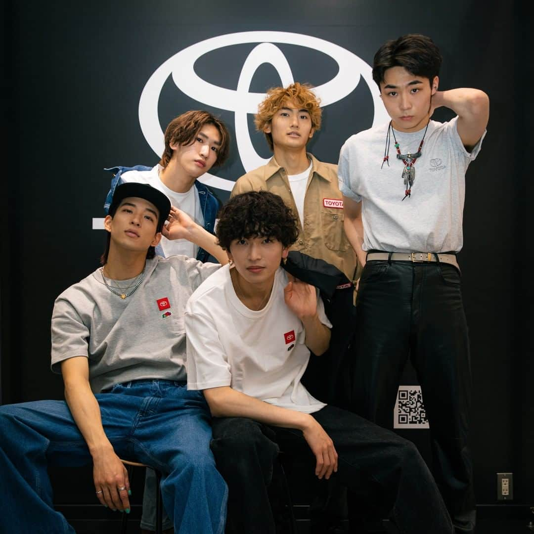 TOYOTAさんのインスタグラム写真 - (TOYOTAInstagram)「TOYOTA POPUP @yentownmarket 2023.3.17 ‒ 3.31 @parco_shibuya_official 3F  3月17日から3月31日まで開催されたTOYOTA DYTD POPUPでは、様々かつ多彩なゲストが集結。 今回のPOPUPの目玉は、チョコレートプラネットさん、ダンサーのReiNaさん、スケーターのKyonosukeさんをモデルとして起用したことであり、大好評だったFruit Of The LoomとLeeとのコラボ商品を、それぞれが独自のスタイルで着こなしていました。  さらに、海外やZ世代を中心に人気を集める豪華な方々が店頭に来店し、今回のPOPUPを盛り上げてくださいました。  コラボ商品に関しては、引き続きオンラインで購入可能のため、気になる方はYEN TOWN MARKETのウェブサイトをぜひチェックしてください。  A variety of diverse guests gathered at the TOYOTA DYTD POPUP, which was held for two weeks starting March 17. Chocolate Planet, dancer ReiNa, and skater Kyonosuke were among the guests who wore the highly popular Fruit Of The Loom and Lee collaboration products in their own unique styles. The collaboration products will continue to be available for purchase online! The collaboration products are still available for purchase online, so if you are interested, please check out the YEN TOWN MARKET website!  #TOYOTA #トヨタ #DYTD #DriveYourTeenageDreams #ShibuyaPARCO #渋谷PARCO #ポップアップ #Lee #FruitoftheLoom #mirin #hitomi #momoca #ogiyuka」4月15日 18時00分 - toyota_jp