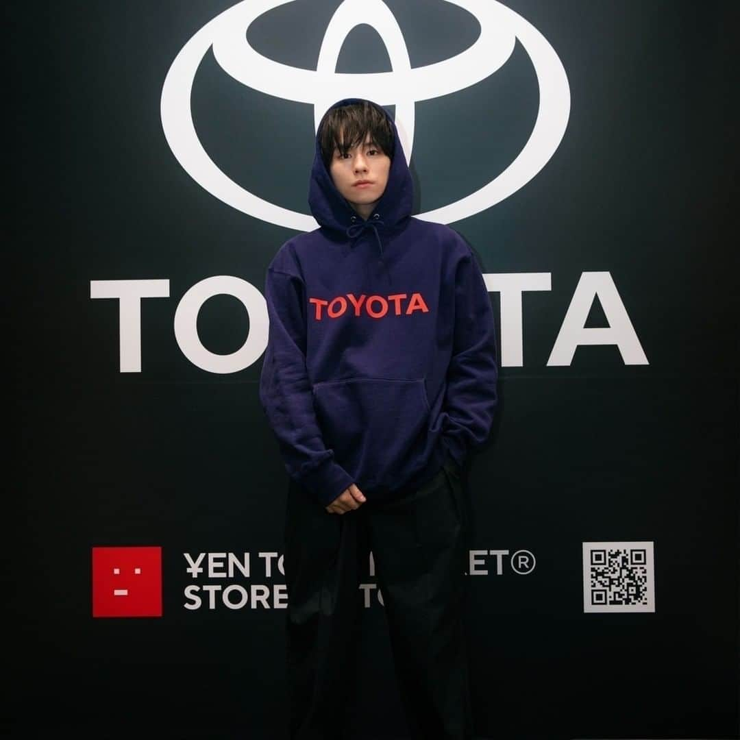 TOYOTAさんのインスタグラム写真 - (TOYOTAInstagram)「TOYOTA POPUP @yentownmarket 2023.3.17 ‒ 3.31 @parco_shibuya_official 3F  3月17日から3月31日まで開催されたTOYOTA DYTD POPUPでは、様々かつ多彩なゲストが集結。 今回のPOPUPの目玉は、チョコレートプラネットさん、ダンサーのReiNaさん、スケーターのKyonosukeさんをモデルとして起用したことであり、大好評だったFruit Of The LoomとLeeとのコラボ商品を、それぞれが独自のスタイルで着こなしていました。  さらに、海外やZ世代を中心に人気を集める豪華な方々が店頭に来店し、今回のPOPUPを盛り上げてくださいました。  コラボ商品に関しては、引き続きオンラインで購入可能のため、気になる方はYEN TOWN MARKETのウェブサイトをぜひチェックしてください。  A variety of diverse guests gathered at the TOYOTA DYTD POPUP, which was held for two weeks starting March 17. Chocolate Planet, dancer ReiNa, and skater Kyonosuke were among the guests who wore the highly popular Fruit Of The Loom and Lee collaboration products in their own unique styles. The collaboration products will continue to be available for purchase online! The collaboration products are still available for purchase online, so if you are interested, please check out the YEN TOWN MARKET website!  #TOYOTA #トヨタ #DYTD #DriveYourTeenageDreams #ShibuyaPARCO #渋谷PARCO #ポップアップ #Lee #FruitoftheLoom #mirin #hitomi #momoca #ogiyuka」4月15日 18時00分 - toyota_jp