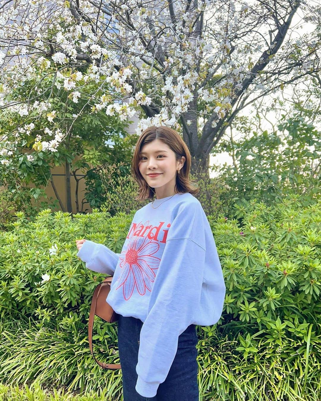 池田真子のインスタグラム：「お土産でいただいたスウェットが可愛い🌼 ． ． 明洞に12階建てのダイソーができているらしくて、 100均マニアとしてめっちゃ気になってる！！ ． ． 韓国も昨年行った時は手続きがまだややこしかったり お店も閉まっている所が多かったけど、 今は緩和されたりお店も戻っているらしいから、 また行きたくなるね🌱 ． ． ． みなさんはGW、 旅行の計画とかは立てたりしていますか？ ． ． ． ． ．  Tops：mardi mercredi  Denim：present Accessory：CENE Shoes：adidas Bag：LOEWE ． ． #韓国ファッション #スウェットコーデ #コーラルピンク #mardimercredi #デニムスカート #春コーデ #春服コーデ #デニムコーデ  #タイトスカートコーデ #コーデ  #カジュアルコーデ  #大人カジュアル #カジュアルファッション  #アクティブキュート #イエベ春  #スウェット女子 #桜の木の下で #instagood  #casualoutfit #instafashion #denimstyle #springfashion #favorite #makoscode」