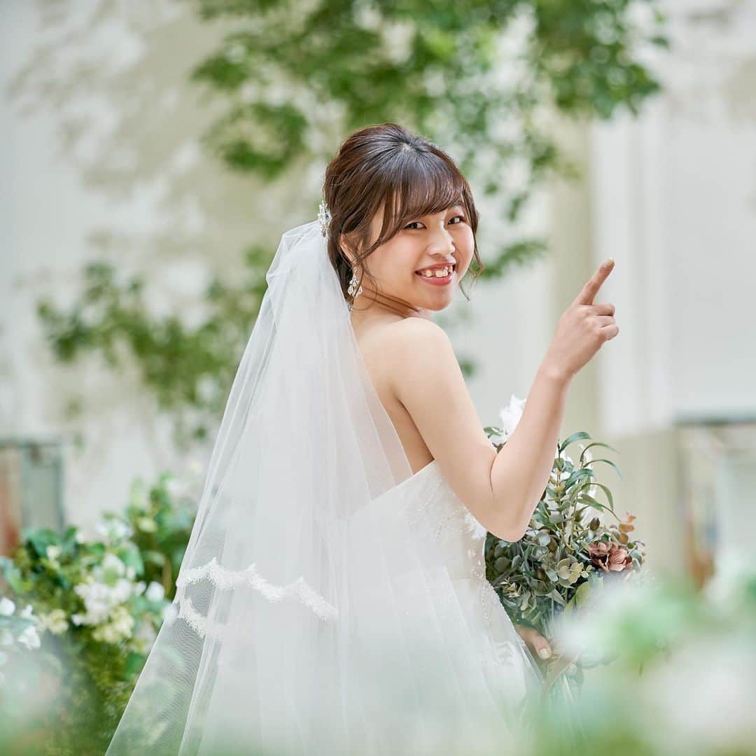 家族挙式さんのインスタグラム写真 - (家族挙式Instagram)「. どんなウェディングドレスも 素敵に見せてくれる ヨーロッパ調のチャペルが魅力的♪  花嫁さまの立ち姿を 一層美しく演出します！  会場：セントアクアチャペル星ヶ丘 . -------------------- @kazoku_wedding をフォローして、 #家族挙式 でお写真を投稿してくださいね＊* ----------------------- . ❁テレビCM放映中 ▹▸ “家族挙式ベスト“なら 【挙式・衣裳・美容・写真】が含まれた プランが99,000円〜叶います＊ ▽予約はTOPのリンクから❁ >>> @kazoku_wedding  ------------------- #家族挙式 #ベストアニバーサリー #家族 #Family #家族婚 #bestanniversary #少人数婚#ウェディング #結婚式準備#結婚式 #フォトウェディング #プレ花嫁 #卒花#日本中のプレ花嫁さんと繋がりたい #花嫁#卒花嫁#国内挙式 #ウェディングドレス #プラコレ #DRESSY花嫁 #大聖堂 #チャペル #結婚式場 #名古屋花嫁 #東海花嫁 #東海プレ花嫁 #愛知花嫁 #おしゃれ花嫁 #オリジナルウェディング」4月15日 17時54分 - kazoku_wedding