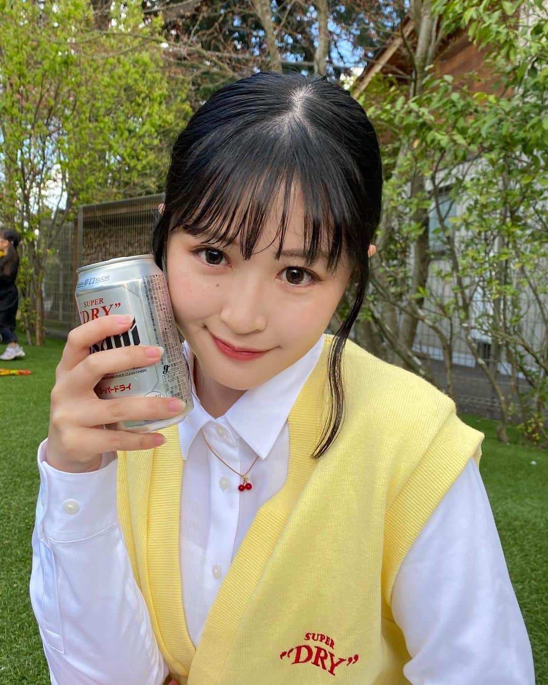 佐藤妃星のインスタグラム：「🍺🍺🍺  𝑺𝑼𝑷𝑬𝑹 "𝑫𝑹𝒀 " ニット🥹笑 かわいいでしょ🥹  #akb48 #佐藤妃星 #アサヒスーパードライ #00 #古着 #お花見 #お花見コーデ」