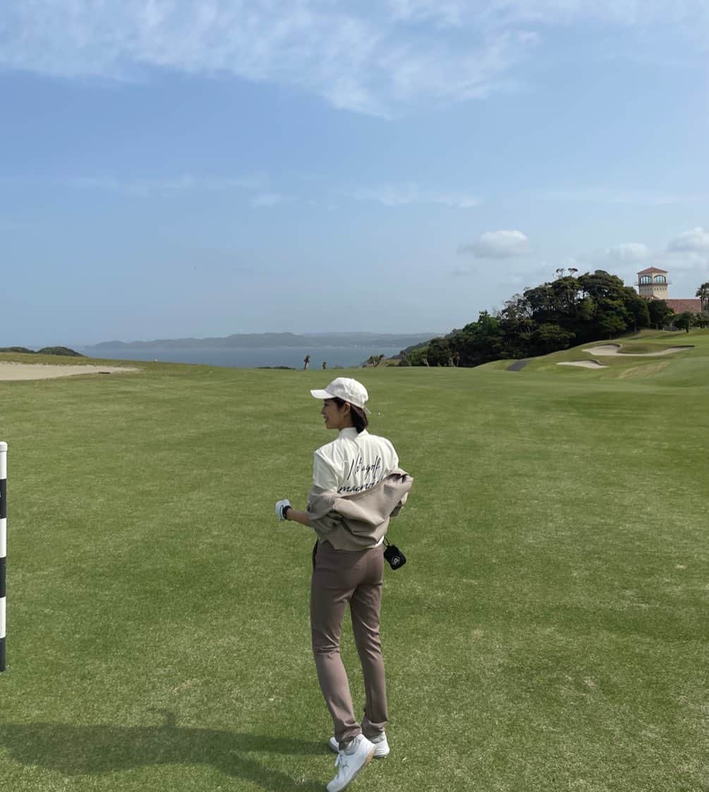 わちみなみのインスタグラム：「久しぶりにゴルフ⛳️✨  前半44でめちゃ調子に乗ってたら 後半56😫😂  やっぱ楽しい🫶 練習がんばろー！  ゴルフウェアは @captainshelm_tokyo  @wrinn_」