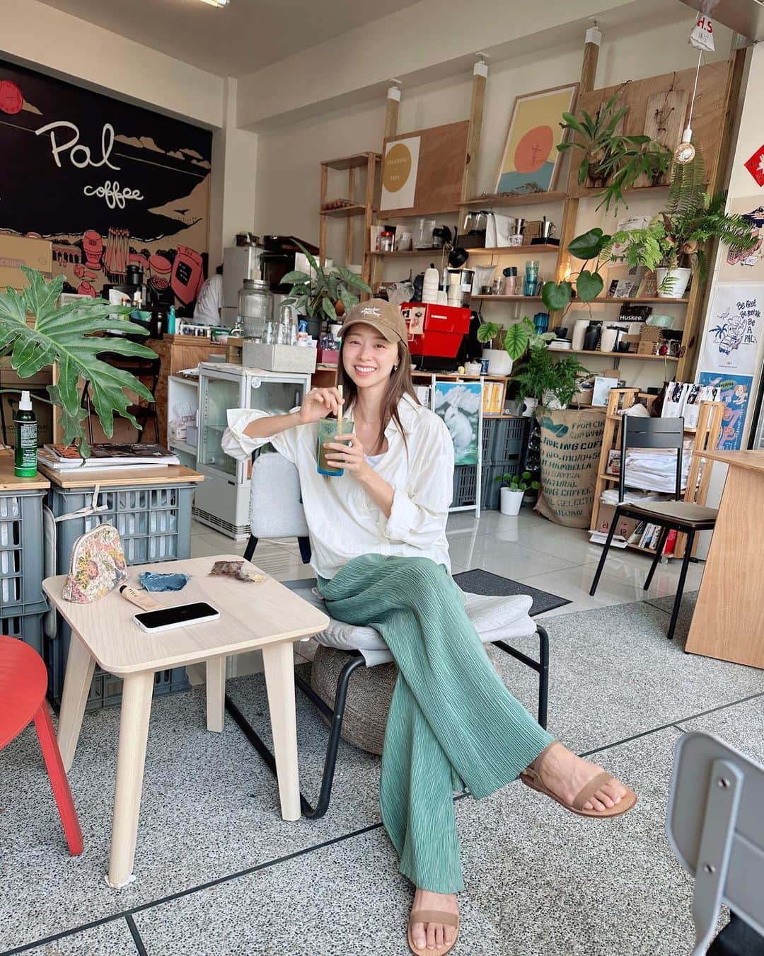 吳斐莉のインスタグラム：「頭城chill chill的咖啡廳🩵 就在鐵道旁～所以常常可以聽平交道的聲音，看火車經過😍好療癒啊～  BTW..平常已經改掉翹腳壞習慣 只有拍照示意一下😆」
