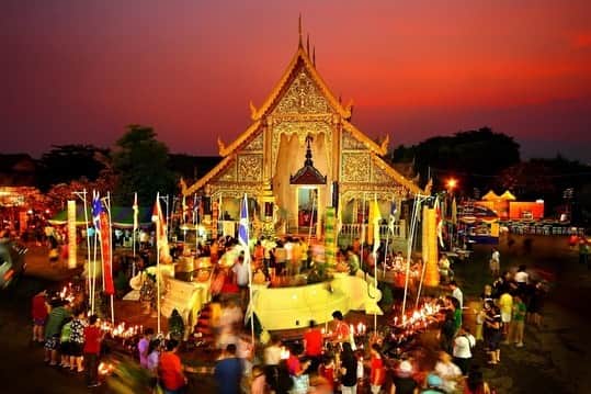 タイ国政府観光庁さんのインスタグラム写真 - (タイ国政府観光庁Instagram)「. ༉‧₊˚ 🇹🇭わざわざ行きタイ旅！ ⠀ ⋯⋯⋯⋯⋯⋯⋯⋯⋯⋯⋯⋯✈  毎週土曜日は、まだあまり知られていないタイの旅行情報をご紹介♪  今回はチェンマイのソンクラーンをPick Up✨  毎年4月13〜15日の3日間に、全土で祝われるタイのお正月「ソンクラーン」🌼  チェンマイでは「サリー・ピーマイ・ムアン」とも呼ばれ、この土地ならではのお祝い風景を見ることができます👀  ワット・ジェッリンやワット・フォンソイの境内で行われるのは、持参した砂を使ってのパゴダ(仏塔)作り✨  ほかにも僧侶に食べ物を献上する伝統儀式「托鉢」や、タイ北部の伝統舞踊をはじめとする文化芸術の紹介コーナーも設けられ、タイの伝統文化をより深く知ることができる絶好の機会です🙌  特に賑わいをみせるのが、旧市街地で行われる水かけ合戦🔫💦 地元の方はもちろん、毎年大勢の観光客が参加しています😊  タイでソンクラーンを体験してみたい！という方は、特に盛り上がるチェンマイを旅先に選んでみてはいかがでしょう？👍  ☆「行ってみたい！」：いいね❤をタップ ★「参考になった！」：保存ボタン🔖をタップ  #タイ #チェンマイ #イサーン #ソンクラーン #タイのお正月 #タイ祭り #タイのお祭り#水かけ祭り #ローカル体験 #こんなタイ知らなかった #もっと知りタイ  #タイ旅行 #チェンマイ旅行 #旅好きな人と繋がりたい #旅行好きな人と繋がりたい #海外旅行 #thailand #chiangmai #chiangmaitrip #songkran #songkranfestival #songkranthailand #localexperience #thainess #amazingthailand #thailandtravel #thailandtrip #thaistagram #lovethailand #amazingnewchapters」4月15日 17時59分 - amazingthailandjp