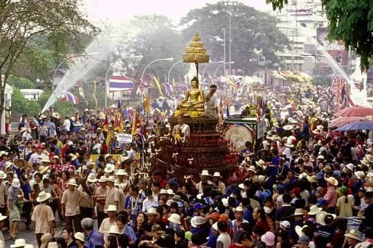タイ国政府観光庁さんのインスタグラム写真 - (タイ国政府観光庁Instagram)「. ༉‧₊˚ 🇹🇭わざわざ行きタイ旅！ ⠀ ⋯⋯⋯⋯⋯⋯⋯⋯⋯⋯⋯⋯✈  毎週土曜日は、まだあまり知られていないタイの旅行情報をご紹介♪  今回はチェンマイのソンクラーンをPick Up✨  毎年4月13〜15日の3日間に、全土で祝われるタイのお正月「ソンクラーン」🌼  チェンマイでは「サリー・ピーマイ・ムアン」とも呼ばれ、この土地ならではのお祝い風景を見ることができます👀  ワット・ジェッリンやワット・フォンソイの境内で行われるのは、持参した砂を使ってのパゴダ(仏塔)作り✨  ほかにも僧侶に食べ物を献上する伝統儀式「托鉢」や、タイ北部の伝統舞踊をはじめとする文化芸術の紹介コーナーも設けられ、タイの伝統文化をより深く知ることができる絶好の機会です🙌  特に賑わいをみせるのが、旧市街地で行われる水かけ合戦🔫💦 地元の方はもちろん、毎年大勢の観光客が参加しています😊  タイでソンクラーンを体験してみたい！という方は、特に盛り上がるチェンマイを旅先に選んでみてはいかがでしょう？👍  ☆「行ってみたい！」：いいね❤をタップ ★「参考になった！」：保存ボタン🔖をタップ  #タイ #チェンマイ #イサーン #ソンクラーン #タイのお正月 #タイ祭り #タイのお祭り#水かけ祭り #ローカル体験 #こんなタイ知らなかった #もっと知りタイ  #タイ旅行 #チェンマイ旅行 #旅好きな人と繋がりたい #旅行好きな人と繋がりたい #海外旅行 #thailand #chiangmai #chiangmaitrip #songkran #songkranfestival #songkranthailand #localexperience #thainess #amazingthailand #thailandtravel #thailandtrip #thaistagram #lovethailand #amazingnewchapters」4月15日 17時59分 - amazingthailandjp