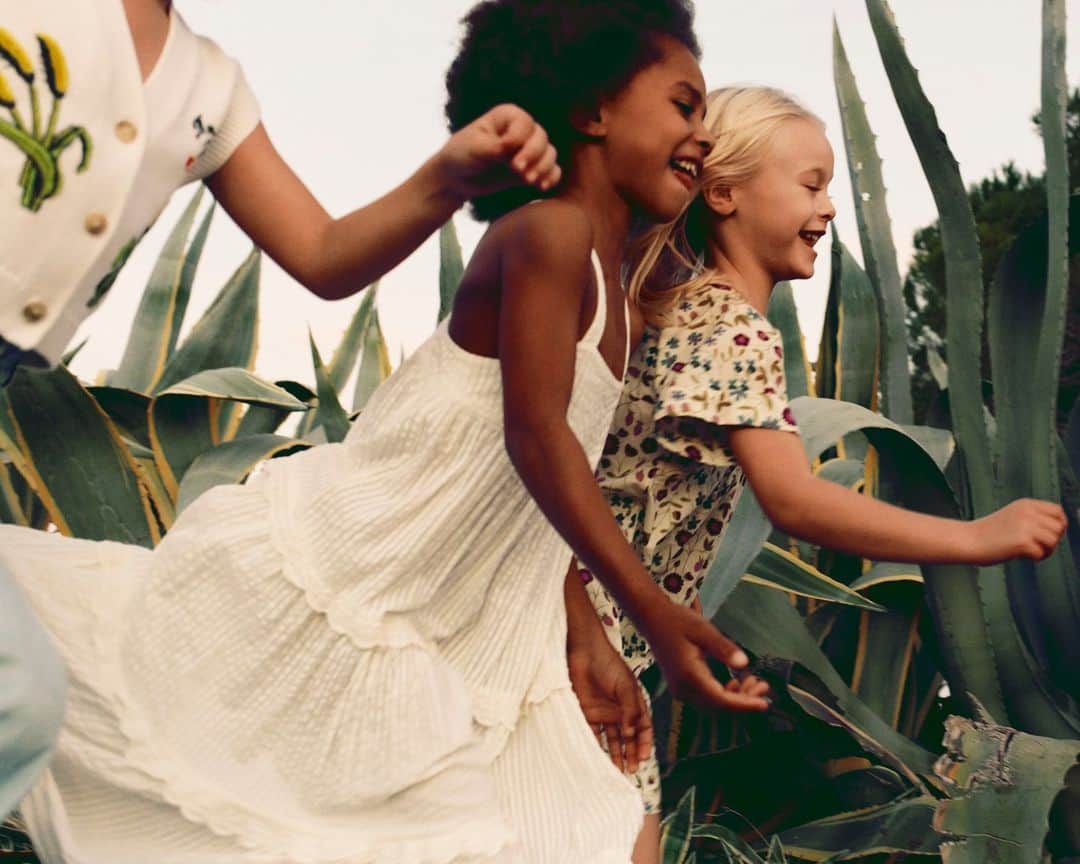 のインスタグラム：「Bonpoint SS23 | Ready, set, glow! ​ Airy skirt ruffles become imaginary companions in chases through the countryside. ​  📷 @Denis.Boulze​  #Bonpoint #BonpointSS23」