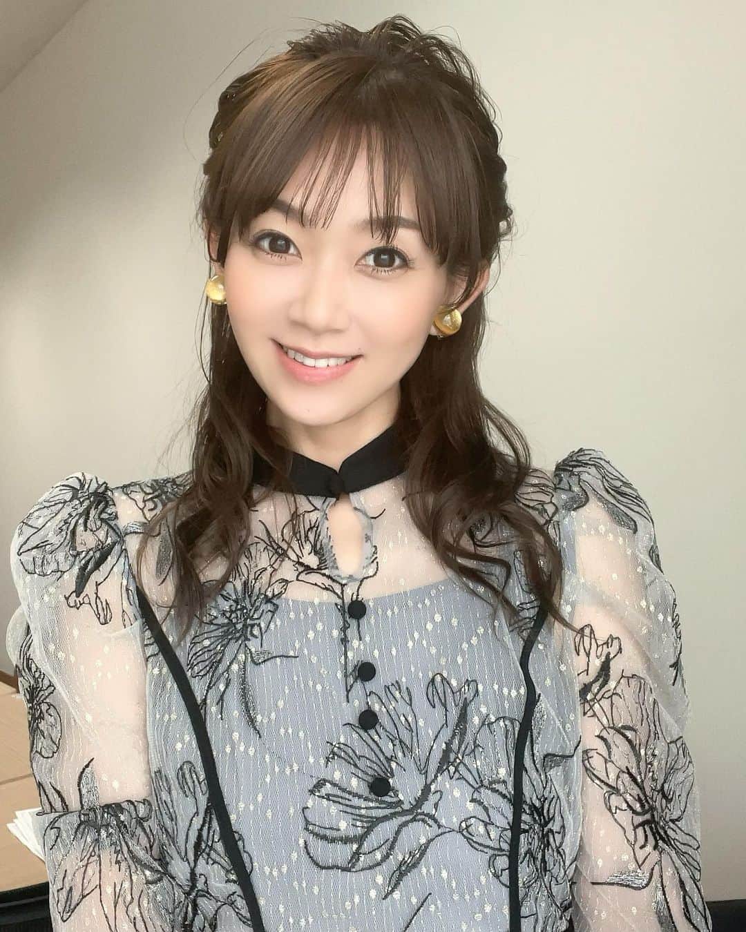 岡部玲子のインスタグラム：「本日の衣装とヘアアレンジ✨  グレーのレースワンピースは パフスリーブの形がとっても素敵で 全体的なシルエットもキレイ✨  イエローのコロンとしたイヤリングも 可愛かったなぁ🥹✨  髪の毛は 右にくるりんとまとめた ハーフアップで ゆるい毛先の巻き加減も良い🥹💕  今日も素敵なスタイリングに感謝です🙏✨  🏇は  #おもいっきりマイナス  でした😭  アーリントンカップの 12番人気シルヴァーデュークは  単勝とワイドで勝負していたので💪  直線  「すいません‼️叫びます‼️」  と  大騒ぎでした…😂  明日は皐月賞🏇  メンバー的にも難しいうえに 馬場も…☂️  皆様も 楽しい週末にしてくださいね😉✨  今日もご視聴頂いた皆様✨ ありがとうございました🙇‍♀️✨  #岡部玲子 #タレント　#レポーター　#競馬キャスター　#競馬　#グリーンチャンネル　#競馬中継　#生放送　#衣装　#ヘアアレンジ　#アクセサリー　#tvshow #dress #hairarrange #accessories #🏇」