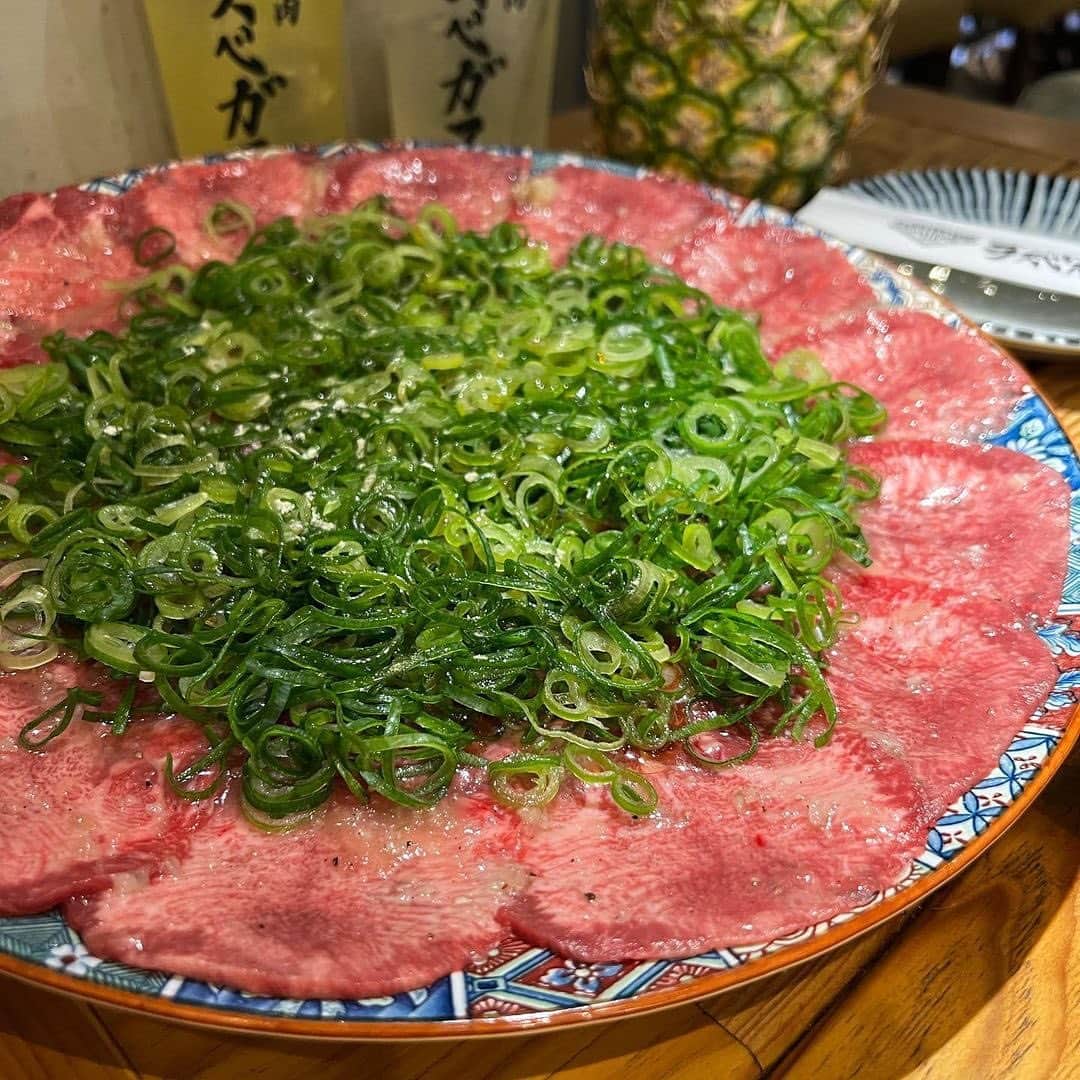 のインスタグラム：「📍「釜炊きご飯×和牛カルビ 和牛焼肉ラスベガス」 ･････････････････････････････････････････  千種区にある焼肉屋さんをご紹介🥩🥢 こちらの焼肉店では、和牛をメインとしたメニューが楽しめるのだそう！  特に目を引いたのが、大皿に美しく盛られた牛タン✨ お皿に敷き詰められたピンク色のタンとたっぷりのネギが色鮮やかで食欲をそそります🔥  卵黄とタレがのったユッケや脂身たっぷりの大きなロースなど、その他の焼肉メニューもとっても美味しそうですね💕  そして、お肉のお供には欠かせない白米は、なんと釜炊きのツヤツヤご飯🍚  美味しいお肉に美味しい白米を一緒に食べれば…至福の味わいになること間違いなし💕 デザートのプリンもとっても美味しそう🍮  気になる方は、ぜひお店をチェックしてみてくださいね🔖  ┈┈┈┈┈┈┈┈┈┈┈┈┈┈┈┈┈┈┈  🍤名古屋のローカルグルメメディア【ナゴレコ】🍤  名古屋人がレコメンドする本当に美味しい名古屋めし🥢 これさえフォローしておけば、街の流行りがきっとわかる◎ 100名以上の編集部で作り上げる、名古屋エリア最大規模のグルメメディアです📝  他の投稿はこちらから👉 @nagoya_food  ┈┈┈┈┈┈┈┈┈┈┈┈┈┈┈┈┈┈┈  #ナゴレコ で、あなたの投稿をリポスト！ webサイト「ナゴレコ」もチェックしてね👀 ･････････････････････････････････････････  ☞ photo by （ @mamachan0224 ）  ■和牛焼肉ラスベガス■ ・ ひさしぶりの？お肉‎🥩 @las_vegas_yakiniku さんへ ・ 今回いただいたのは ◉ 牛タンネギ盛り・ ◉和牛カルビ・ ◉生ロースユッケ・ ◉飲めるロース・ ◉釜炊きご飯・ ◉名古屋コーチン濃厚プリン ・ 牛タンネギ盛りのネギの量の多さ！ タンにネギを絡めて旨旨😋 ネギ好きにはたまりません♡ ・ オーダーしてから20分後にできる炊き立ての釜炊きご飯🍚・ 白米とお肉って何でこんなに合うんだろうとしみじみ思いながら完食😊 ・ 〆のプリンも秒で食べ終わる美味しさでした🍮 ・ おごちそうさまでした☺︎꒡̈⃝⌄̈⃝¨̮ ・ □名古屋市千種区内山1-24-9ダイワ第2ビル 🚉千種駅 🅿️無し ・」