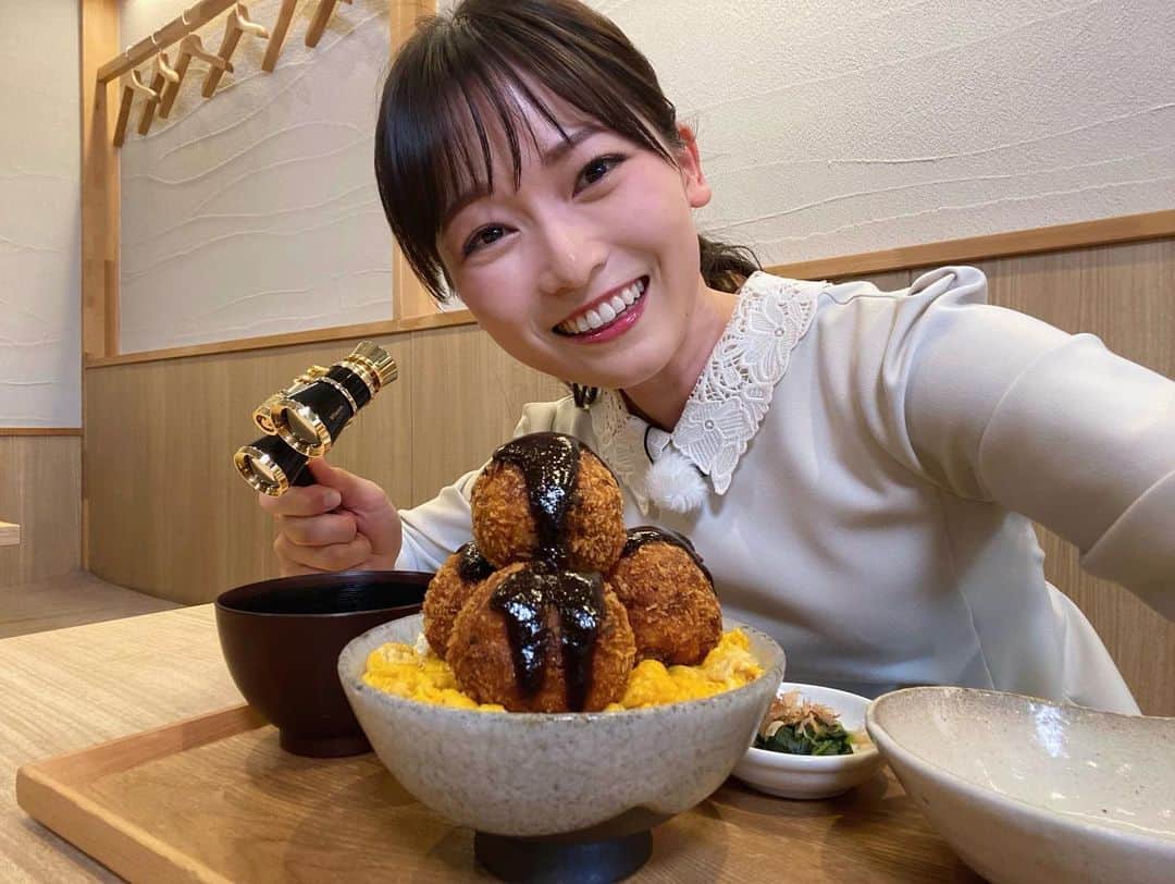 南雲穂波さんのインスタグラム写真 - (南雲穂波Instagram)「たこ焼きではなくメンチカツ🐟 昨日の#絶景めし は"かつ丼絶景めし"の世界でした🌏  二店目に登場したのは… サカナファクトリー 名古屋市北区の#SAKUMACHI商店街 にある海鮮専門店. 約一年前、モニュメントバレーこと「まぜとろサーモン丼」を発見したお店です.  🍽海鮮ソースメンチカツ丼 現れたのは、たこ焼きのような美しい球体をしたメンチカツが4つ乗った丼. その姿はまさに、コスタリカの世界遺産#ディキスの石球のある先コロンブス期首長制集落群 のよう✨  ザクザクの衣の中には、ミンチした魚とキャベツや玉ねぎが入っていてふんわりとほぐれます. チーズも入っていて、必ずびよ〜んと伸びてくれました. メンチカツ自体は魚なのであっさりめ、かけてあるソースはひりっとくるくらい辛め濃いめ！  どの丼も満足感があってお気に入りのお店です. プライベートでも海鮮丼を食べに行ったことがあって、今回で4回目の訪問☻  #サカナファクトリー #ドデスカ！#ドデスペ #絶景めし #メーテレアナウンサー #南雲穂波」4月15日 18時03分 - honami_nagumo_nbn