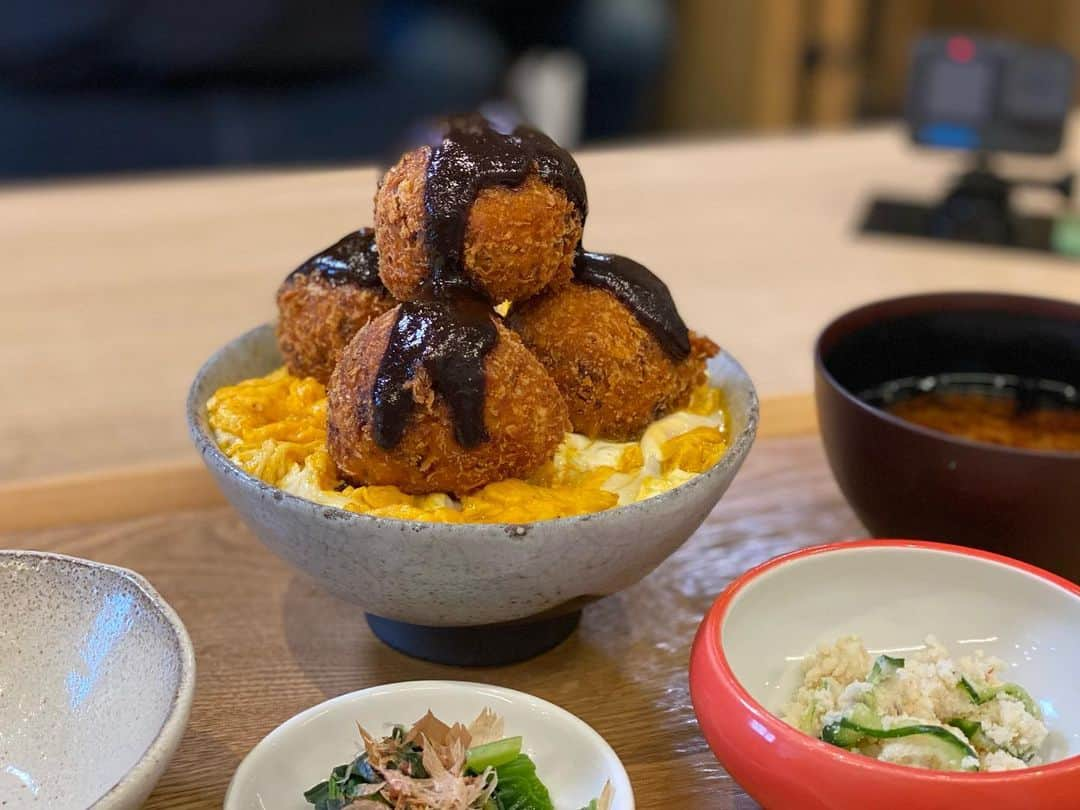 南雲穂波のインスタグラム：「たこ焼きではなくメンチカツ🐟 昨日の#絶景めし は"かつ丼絶景めし"の世界でした🌏  二店目に登場したのは… サカナファクトリー 名古屋市北区の#SAKUMACHI商店街 にある海鮮専門店. 約一年前、モニュメントバレーこと「まぜとろサーモン丼」を発見したお店です.  🍽海鮮ソースメンチカツ丼 現れたのは、たこ焼きのような美しい球体をしたメンチカツが4つ乗った丼. その姿はまさに、コスタリカの世界遺産#ディキスの石球のある先コロンブス期首長制集落群 のよう✨  ザクザクの衣の中には、ミンチした魚とキャベツや玉ねぎが入っていてふんわりとほぐれます. チーズも入っていて、必ずびよ〜んと伸びてくれました. メンチカツ自体は魚なのであっさりめ、かけてあるソースはひりっとくるくらい辛め濃いめ！  どの丼も満足感があってお気に入りのお店です. プライベートでも海鮮丼を食べに行ったことがあって、今回で4回目の訪問☻  #サカナファクトリー #ドデスカ！#ドデスペ #絶景めし #メーテレアナウンサー #南雲穂波」