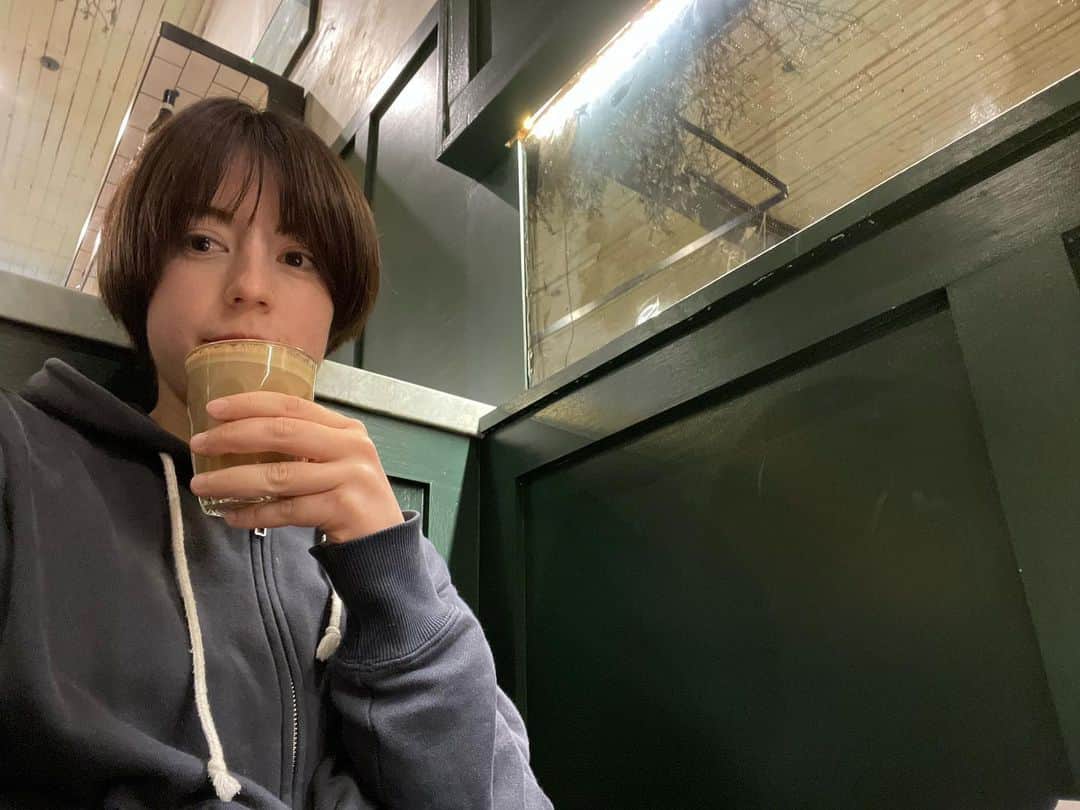 薄田ジュリアのインスタグラム：「☑︎ 自撮りが恥ずかしくて…コソコソと。  実は、ここに来て何度も 18歳以下かと尋ねられます（笑）  ノーメイクのせいなのか、 カジュアルな服装のせいなのか。  何が要因かは分からないけれど、  実年齢より14歳も下に見られるのは もはや全く嬉しくないんだなぁ…。  コーヒーショップ巡りばかりせず 化粧品でも買おうかな。  〜薄田ジュリア 心の声〜  #大人の魅力がほしいお年頃 （笑）」