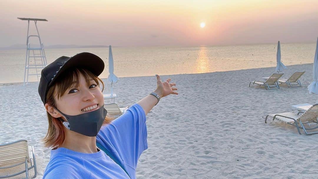 のインスタグラム：「🏖✨〜思い出〜✨🏖 ・ ビーチからみるサンセット最高でした☺️☀️ ・ さすが沖縄！ この透き通る海も素晴らしい❤️ ・ #沖縄旅行 #サンセット #夕日が綺麗 #沖縄好き #沖縄行きたい #奥間 #🏖️ #🏝 #思い出 #okinawa #たかはしゆい」