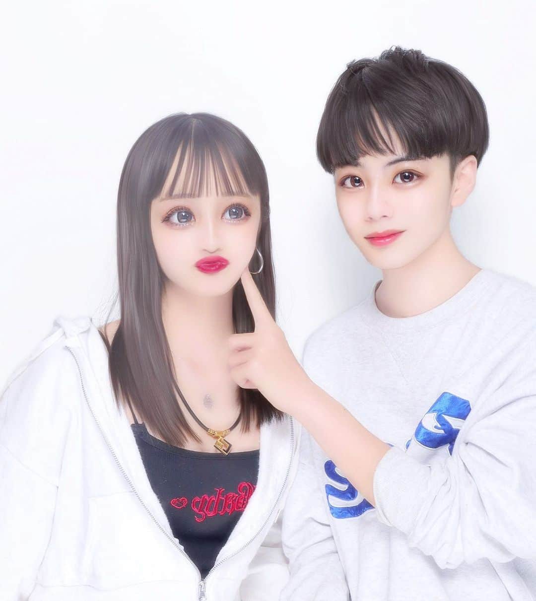 みゆはくのインスタグラム：「. 久々みゆはく 中3になりました♡ 受験生😭こわすぎる😭 中3もよろしくおねがいします♡ #insagram #instalike #instagood #instalike #love #プリクラ #ぷりんと倶楽部 #双子 #twins」