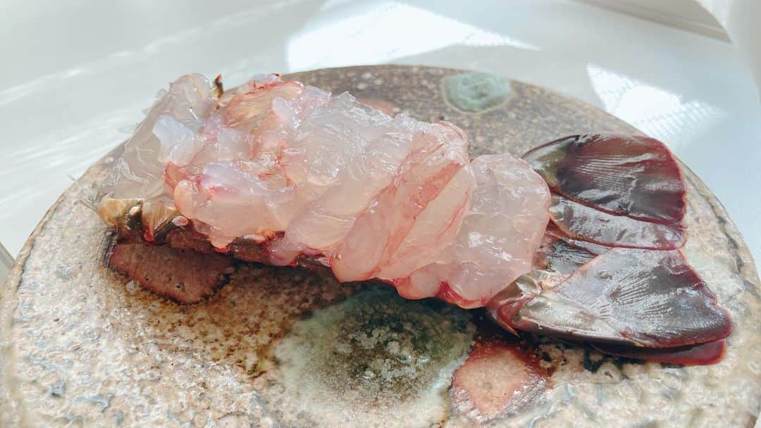 二宮歩美さんのインスタグラム写真 - (二宮歩美Instagram)「『伊勢海老のお刺身🦞』 頂いたギフトカタログの中に伊勢海老があったので初めて注文しちゃいました📚  立派な2匹✨  ちゃんと捌けるか心配でしたが、出羽包丁と調理用のハサミで意外と簡単にお刺身に🔪  めちゃくちゃ食べ応えがあって美味でした🤭  後は伊勢海老の味噌やアラで出汁をとってみましたが、めちゃくちゃ濃厚🤤  さて、なんの料理にしようかな❓✨  #二宮歩美 #料理研究家 #伊勢海老レシピ」4月15日 18時18分 - ninomiyaayumi