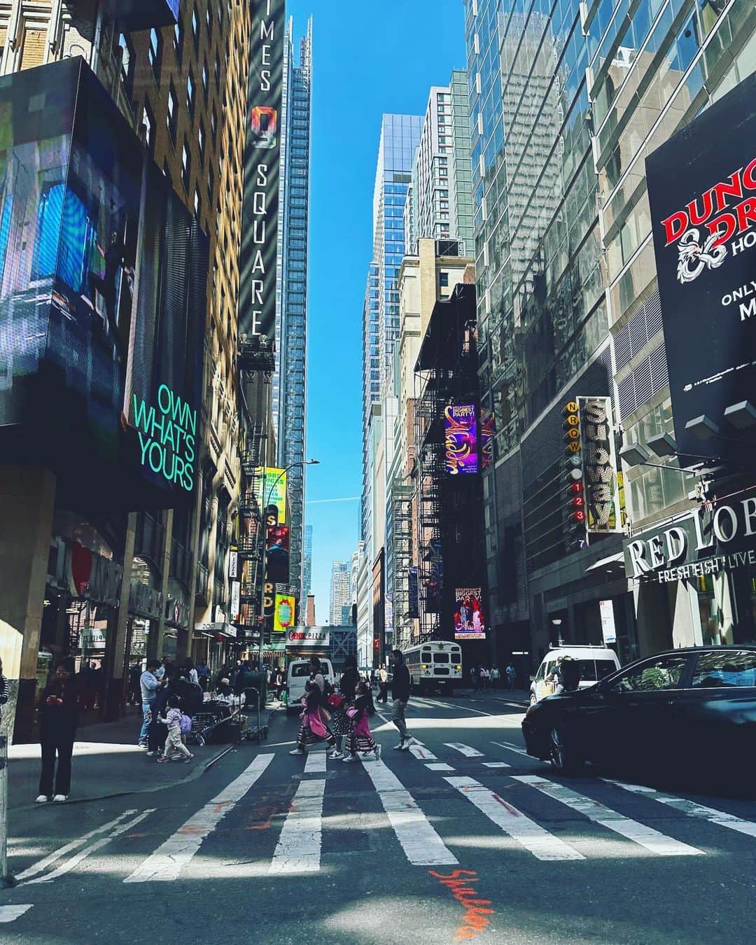 Taki Tanakaのインスタグラム：「Day3.4.5 in #NY あっという間のNY出張。ヨーロッパとは全く違うカルチャーやファッションを久しぶりに感じることが出来てしあわせでした。  1.タイムズスクエアはいつも車で通るくらいですが、大量のエネルギーを感じてワクワクする場所。  2.3.4.私の新たなチャレンジは#Mariage ！ ファッションをプラットフォームに結婚はもちろん、みなさまの人生最高の日を応援させて下さい。 詳しくはまた後日発表いたします。  5.6.ラストナイトは @studio_ayakoと。Ayakoさんとはよく世界中のホテルで待ち合わせます。今回は私の宿泊候補のひとつだった#theludlowhotel のビストロ #dirtyfrench で。#thankyouayako  7.8.遂にAyakoさんの愛犬Léo @my_jungle_leo と♡ #メロメロパンチ  9.全く街ブラする時間が無かったので、唯一買ったものが#ganni のデニムトップス。閉店前の5th aveのショップで秒でゲット。#旅の記念に  10.#thestandardhighline から眺めるview。ずっと時差ぼけでまだ暗いうちから起きていましたが、この美しいマンハッタンの街並みとハドソン川からパワーチャージ。  #nyc #newyork  #izastagram」