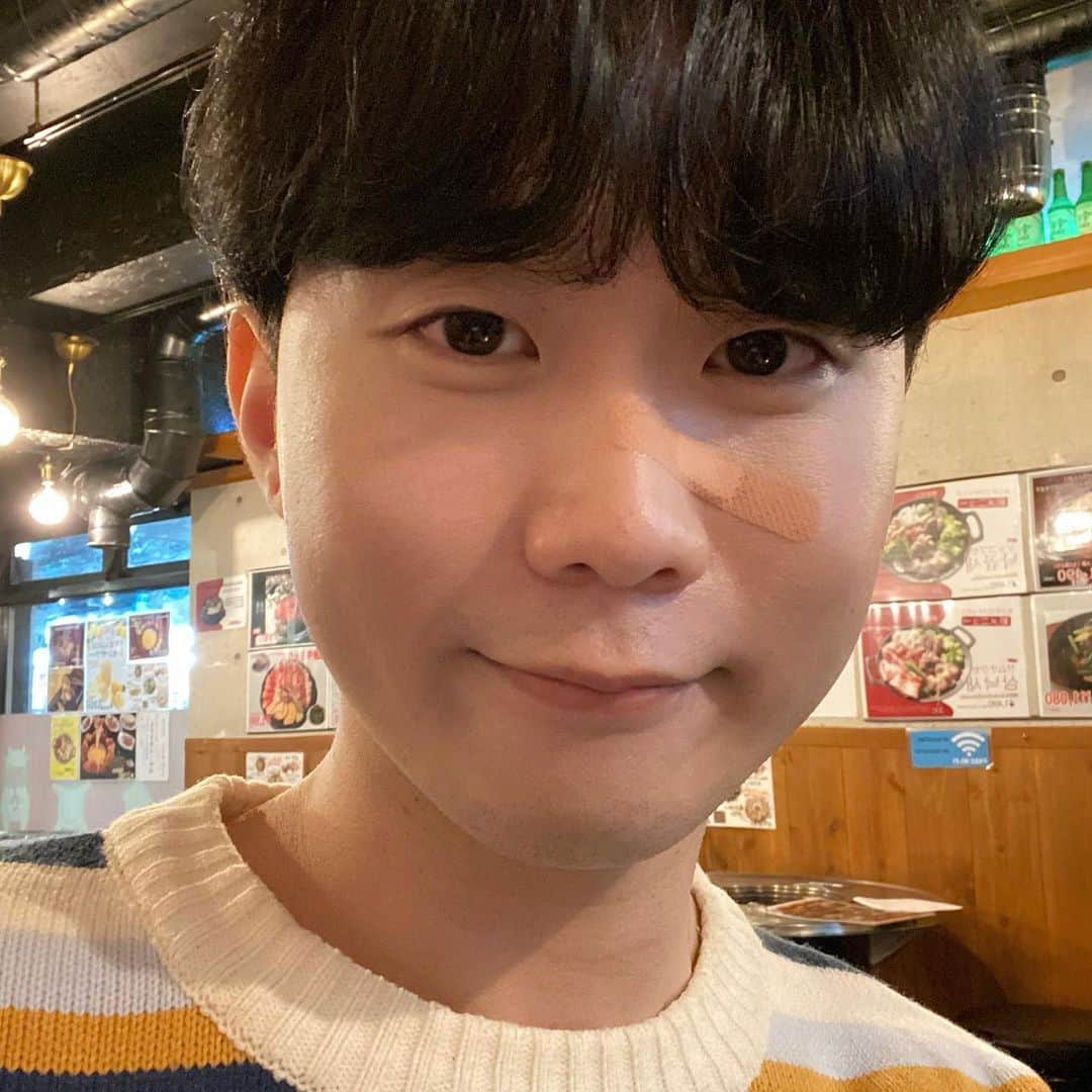 デボちゃんのインスタグラム：「私にとっての絆創膏はニキビ隠し用😙」