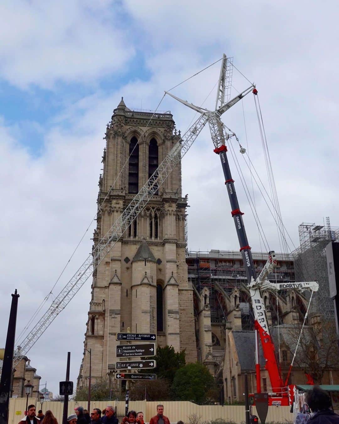 一双麻希 さんのインスタグラム写真 - (一双麻希 Instagram)「圧巻。。パリで最も美しい教会と言われている #サントシャペル教会 。パリ最古のステンドグラス。 現地の方にも、パリに詳しい方にも勧められたこの教会。 これほどに繊細で美しい空間があるなんて。。 全面がステンドグラスで、差し込んでくる鮮やかな光に包まれて、、ずーっと居たくなる場所でした。✨  6枚目は教会から近くの #パリ市庁舎 。 シャボン玉で遊んでる子達が微笑ましかった。😊🫧 7枚目は工事中の #ノートルダム大聖堂 。 次来た時は中に入れますように。😌✨  📍サントシャペル教会 #saintechapelle  📍パリ市庁舎 #hoteldeville  📍ノートルダム大聖堂 #notredame   #パリ旅行 #パリ散歩 #ヨーロッパ旅行 #一人旅 #女子旅  #パリ #パリ観光 #parís #paris #ヨーロッパ旅 #ヨーロッパ旅行 #女子一人旅 #女一人旅 #旅好き #旅好きな人と繋がりたい #旅好き女子 #海外旅行 #フランス #フランス旅行 #山ガール #自然が好き #アウトドア好き #キャンプ女子 #worldtravel #worldtraveler」4月15日 18時16分 - isso_maki315